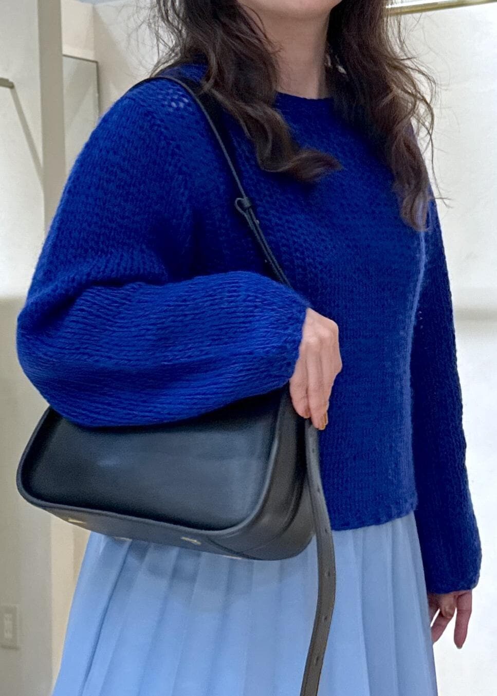 「初冬コーデ、冬コーデ、デートコーデ、お出かけコーデ、女子会コーデ、スカートスタイル、ROPÉ、ナチュラル、イエベ秋、乾燥、トップス、ニット/セーター、スカート、バッグ、ハンドバッグ」｜「ROPE'のキューブフラップミドルバッグ（ハンドバッグ、ブラック系）」を使った、yayoiさん（レディース・160cm）の冬コーディネートの5枚目の写真