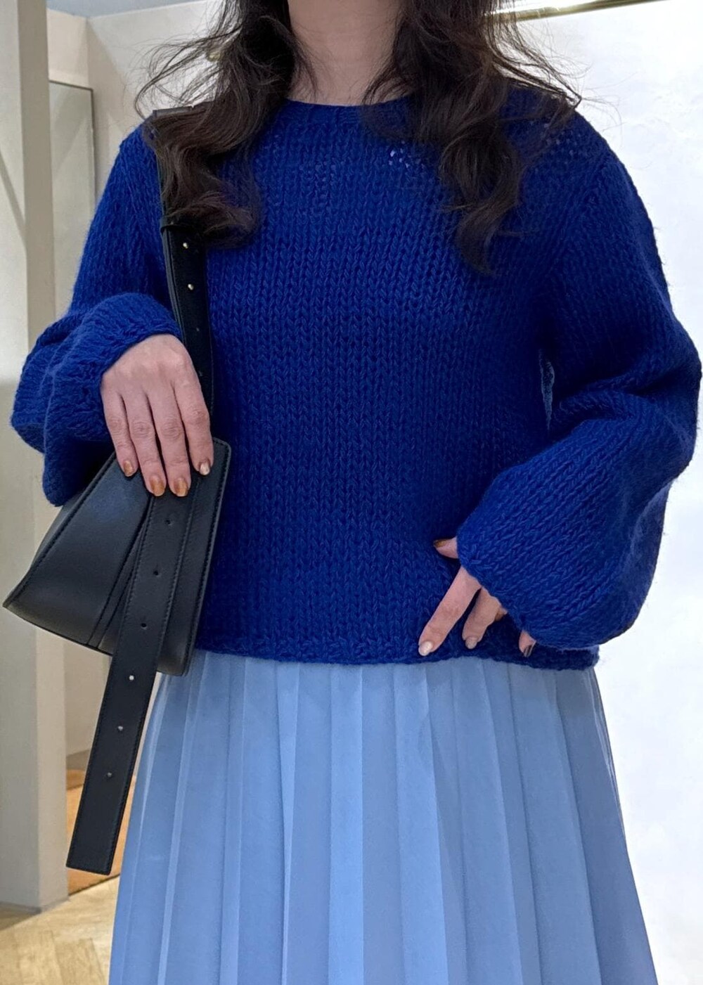 「初冬コーデ、冬コーデ、デートコーデ、お出かけコーデ、女子会コーデ、スカートスタイル、ROPÉ、ナチュラル、イエベ秋、乾燥、トップス、ニット/セーター、スカート、バッグ、ハンドバッグ」｜「ROPE'のキューブフラップミドルバッグ（ハンドバッグ、ブラック系）」を使った、yayoiさん（レディース・160cm）の冬コーディネートの4枚目の写真