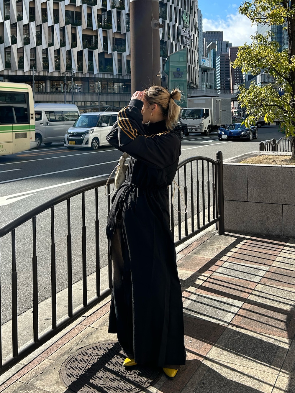 ブラック系のナイロンジャケット、ブラック系のワンピース/ドレス、ブルー系のデニムパンツを着用したレディースの冬コーディネートの3枚目の写真