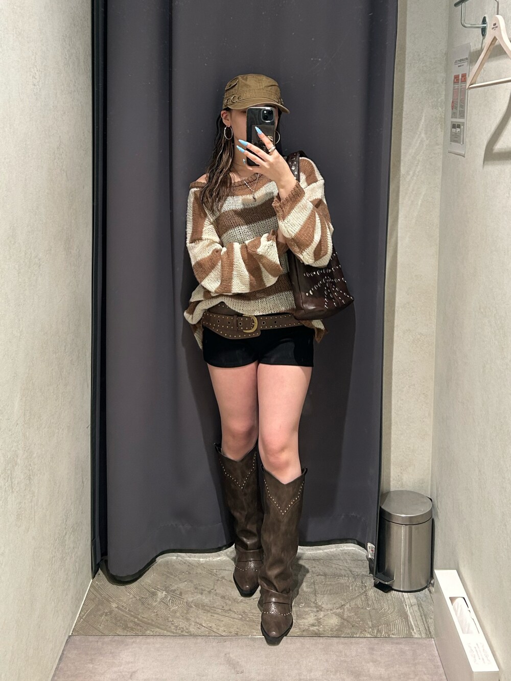 ホワイト系のニット/セーター、グレー系のその他パンツ、ブラック系のブーツを着用したレディースの冬コーディネートの2枚目の写真
