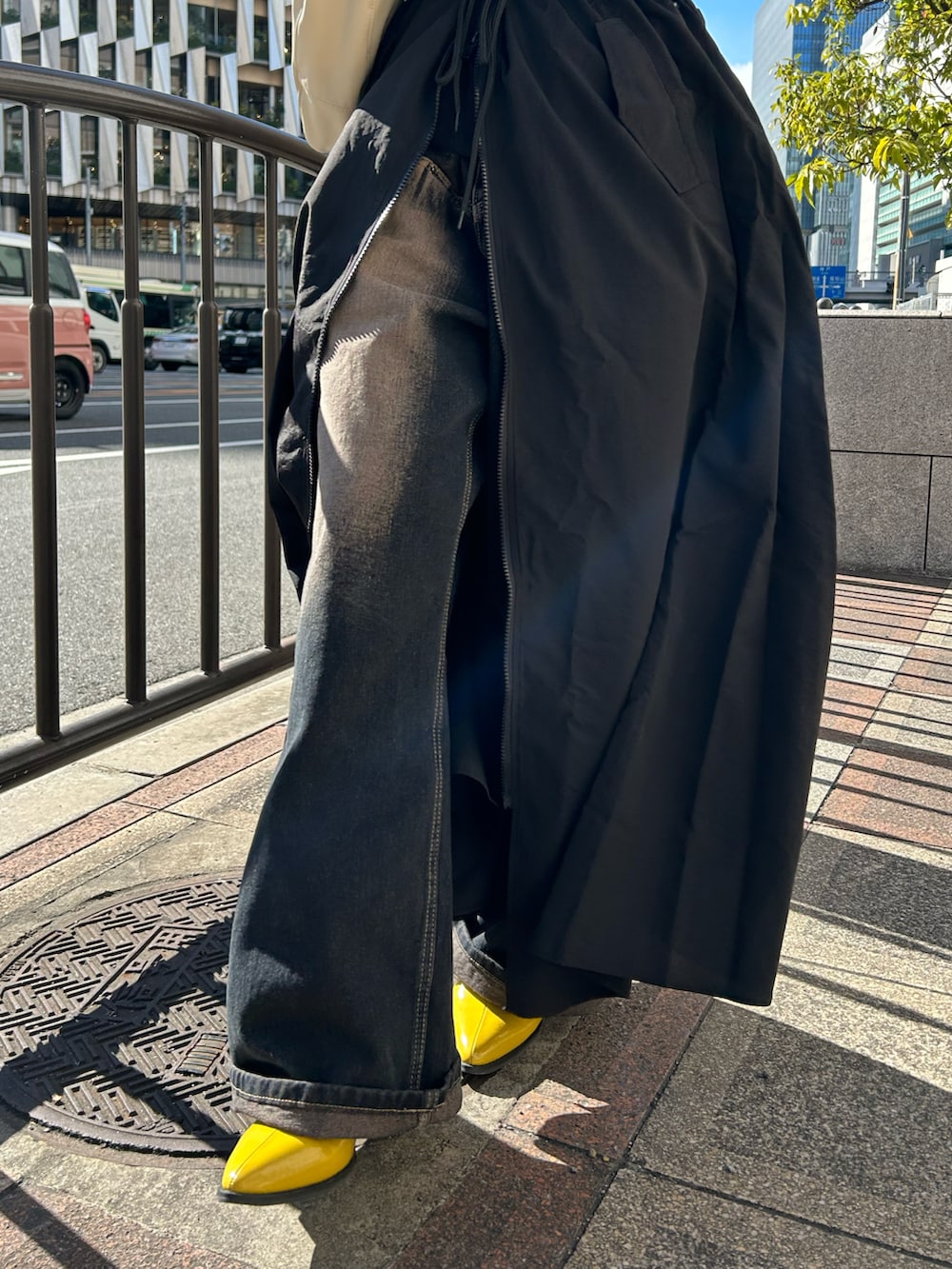 ブラック系のナイロンジャケット、ブラック系のワンピース/ドレス、ブルー系のデニムパンツを着用したレディースの冬コーディネートの5枚目の写真