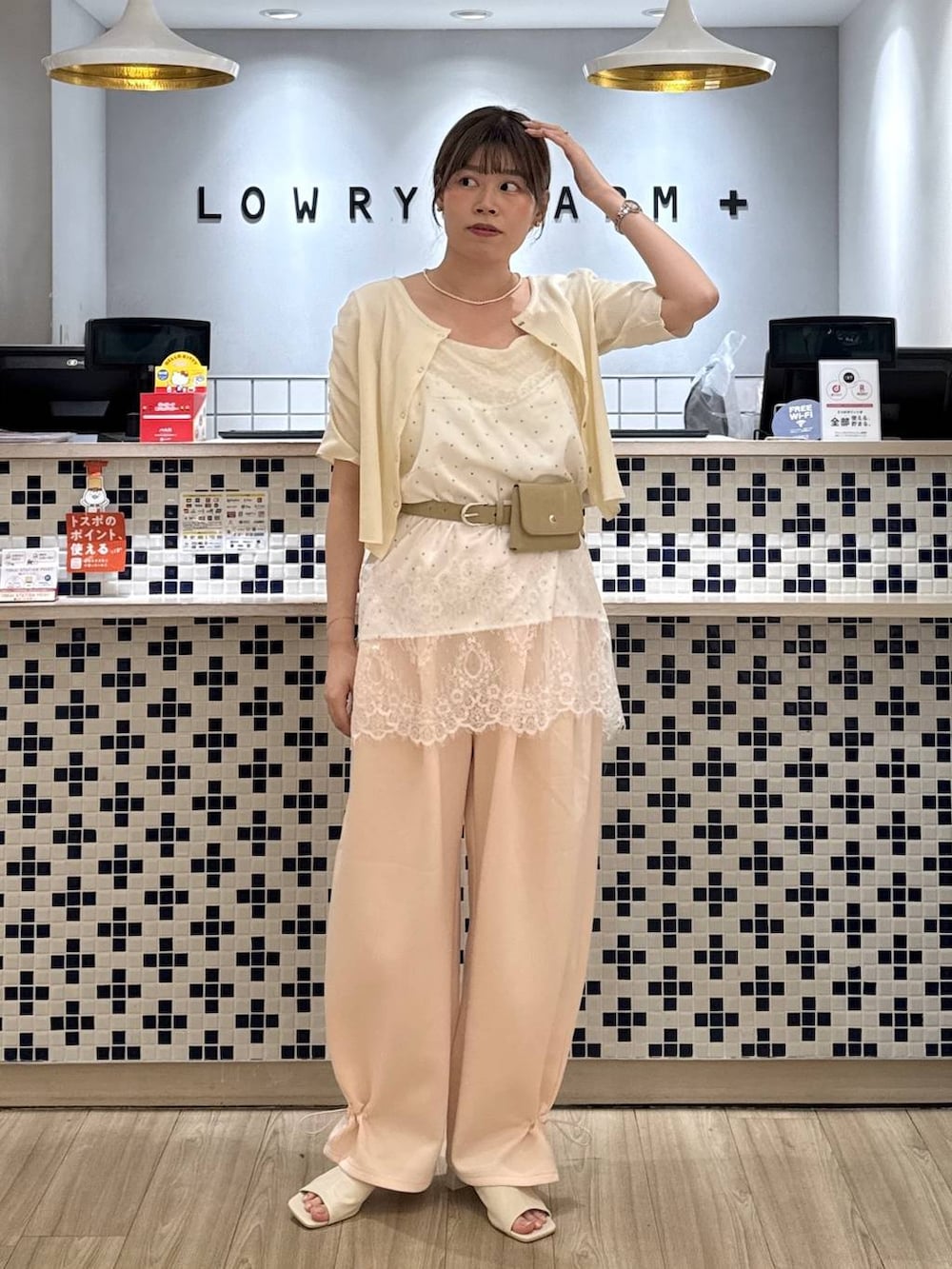 ピンク系のスウェットパンツ、ホワイト系のサンダル、ホワイト系のTシャツ/カットソーを着用したレディースの夏コーディネートの2枚目の写真