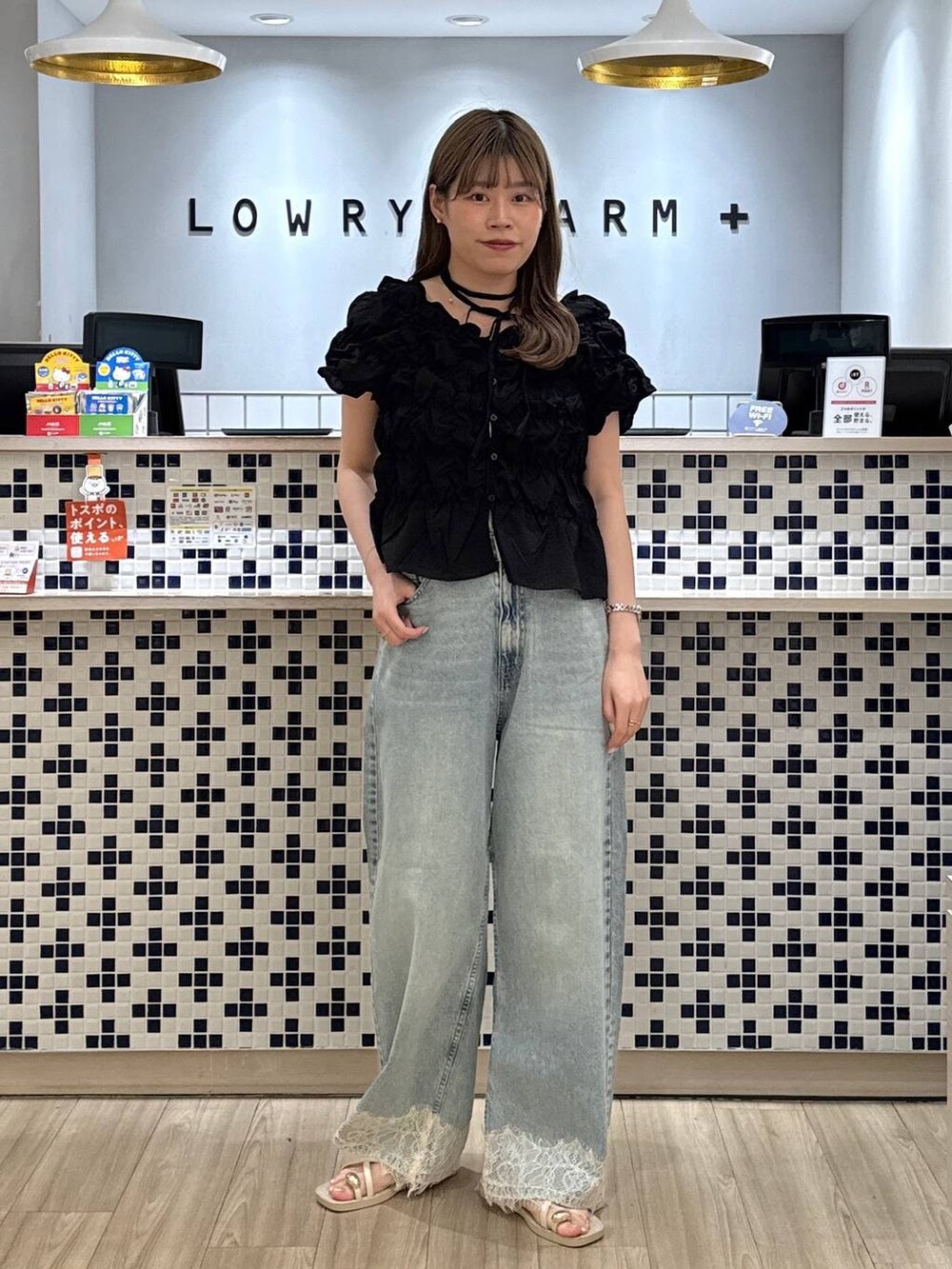 ブラック系のシャツ/ブラウス、ブルー系のデニムパンツ、ホワイト系のサンダルを着用したレディースの夏コーディネートの3枚目の写真