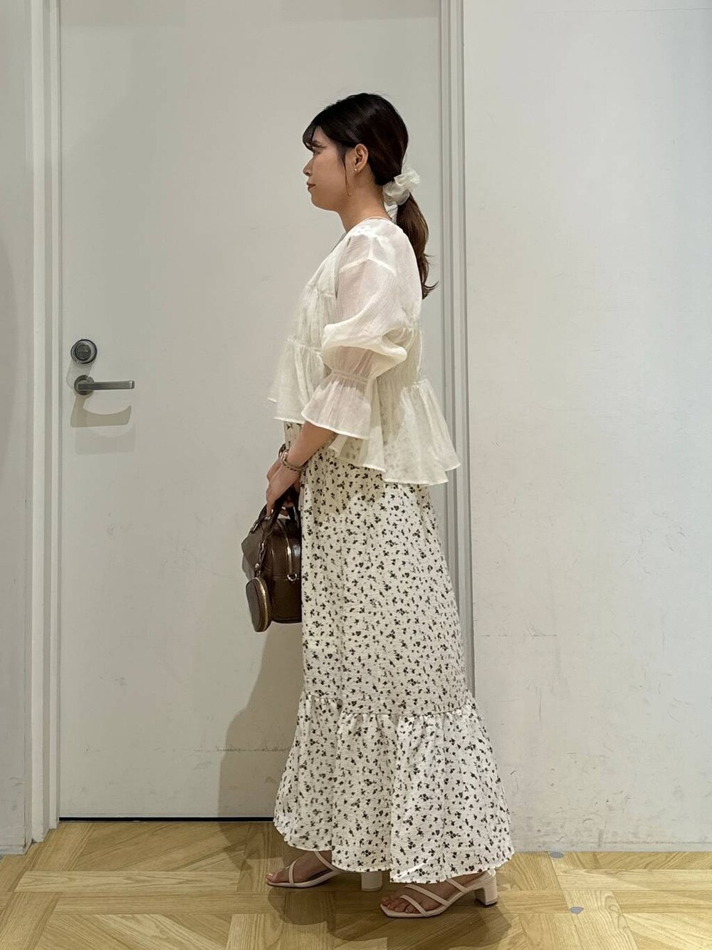 ホワイト系のシャツ/ブラウス、その他のワンピース、ホワイト系のサンダルを着用したレディースの夏コーディネートの4枚目の写真