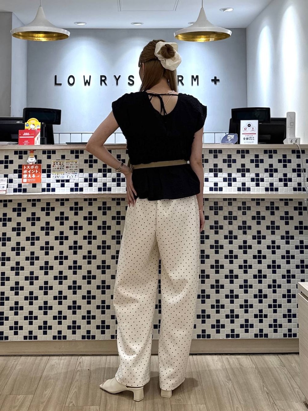 ホワイト系のスウェットパンツ、ブラウン系のサンダル、ブラック系のシャツ/ブラウスを着用したレディースの夏コーディネートの5枚目の写真