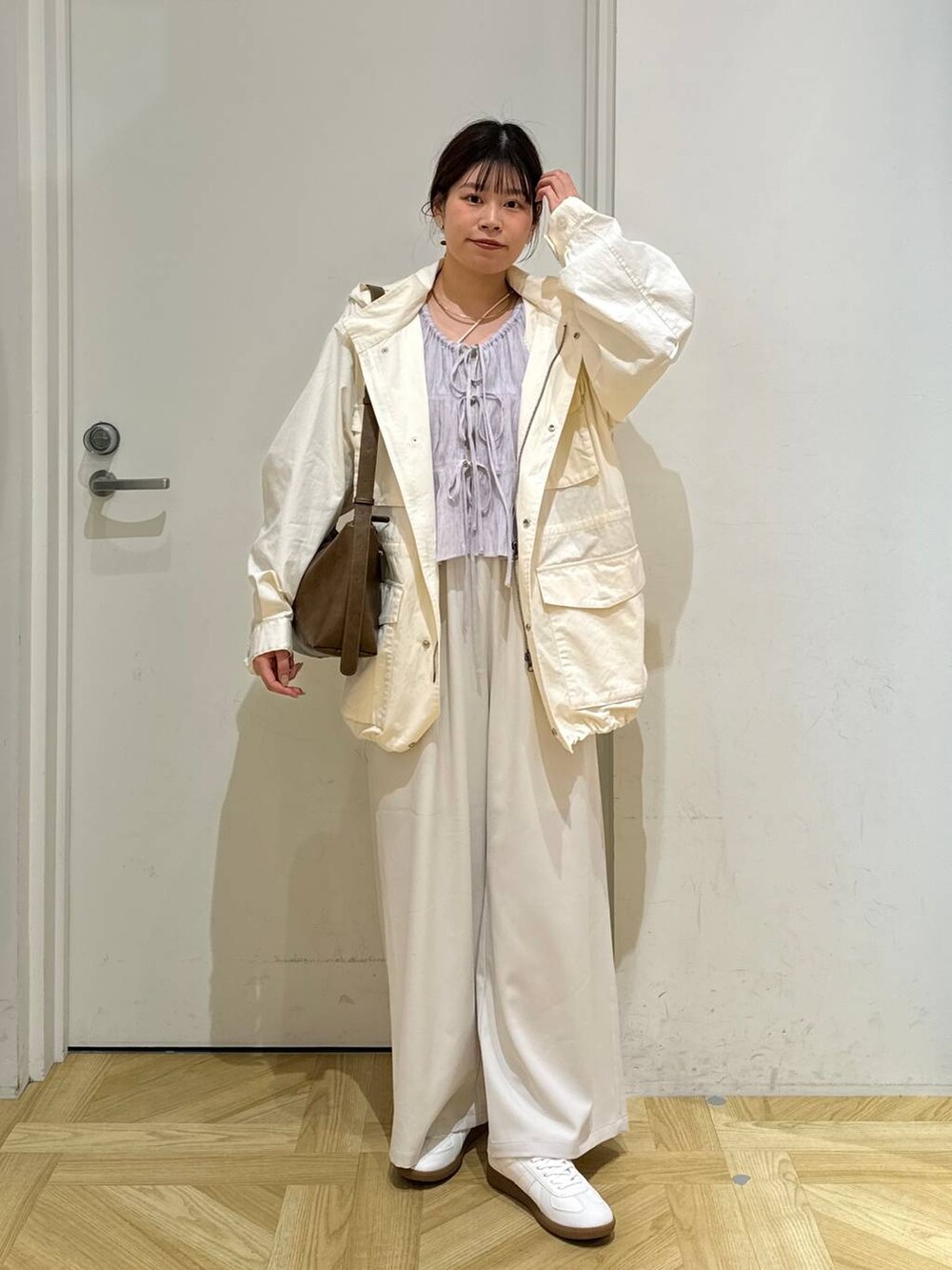 ホワイト系のその他パンツ、ホワイト系のブルゾン、ホワイト系のスニーカーを着用したレディースの春コーディネートの2枚目の写真