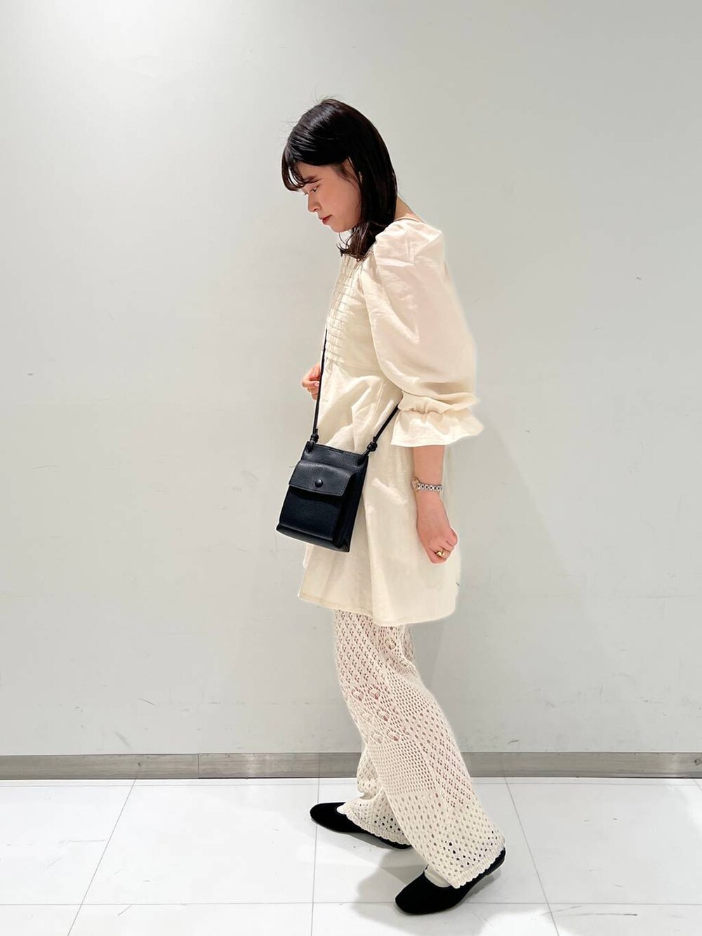 ホワイト系のその他パンツ、ブラック系のショルダーバッグ、その他のパンプスを着用したレディースの冬コーディネートの2枚目の写真