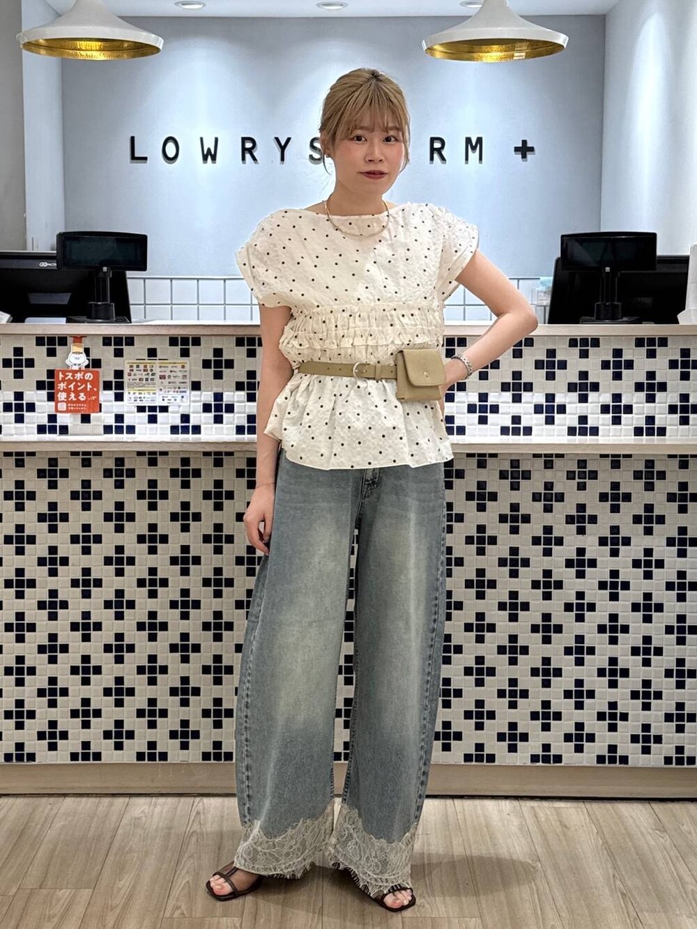 ブルー系のデニムパンツ、ブラウン系のサンダル、その他のシャツ/ブラウスを着用したレディースの夏コーディネートの2枚目の写真