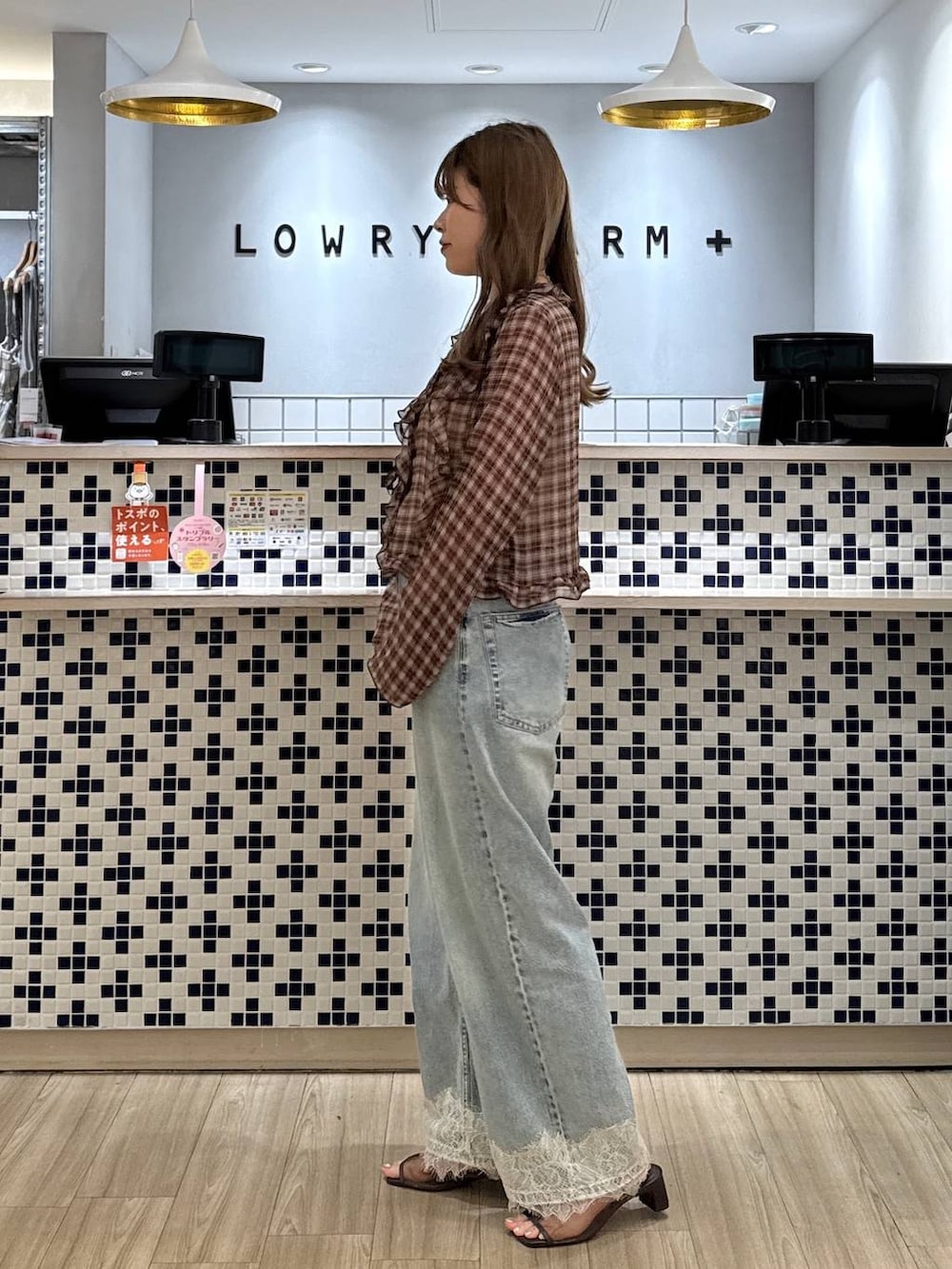 ブラウン系のシャツ/ブラウス、ブルー系のデニムパンツ、ブラウン系のサンダルを着用したレディースの夏コーディネートの5枚目の写真