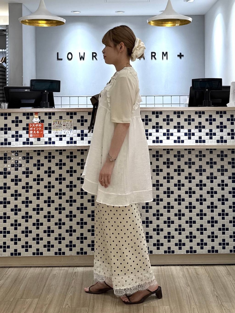 ホワイト系のTシャツ/カットソー、ブラウン系のショルダーバッグ、ブラウン系のサンダルを着用したレディースの春コーディネートの3枚目の写真