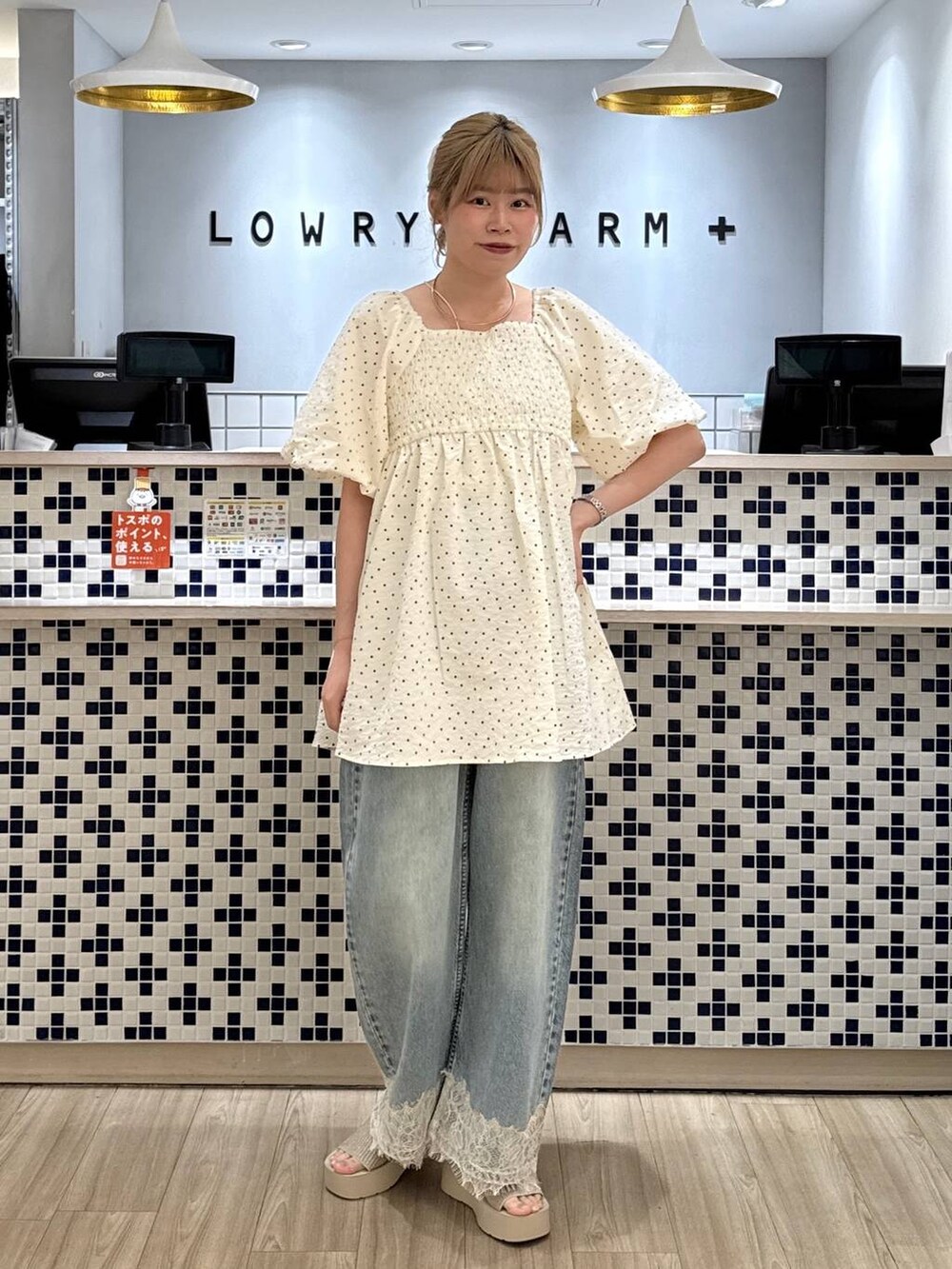 ブルー系のデニムパンツ、ホワイト系のサンダル、その他のシャツ/ブラウスを着用したレディースの夏コーディネートの4枚目の写真