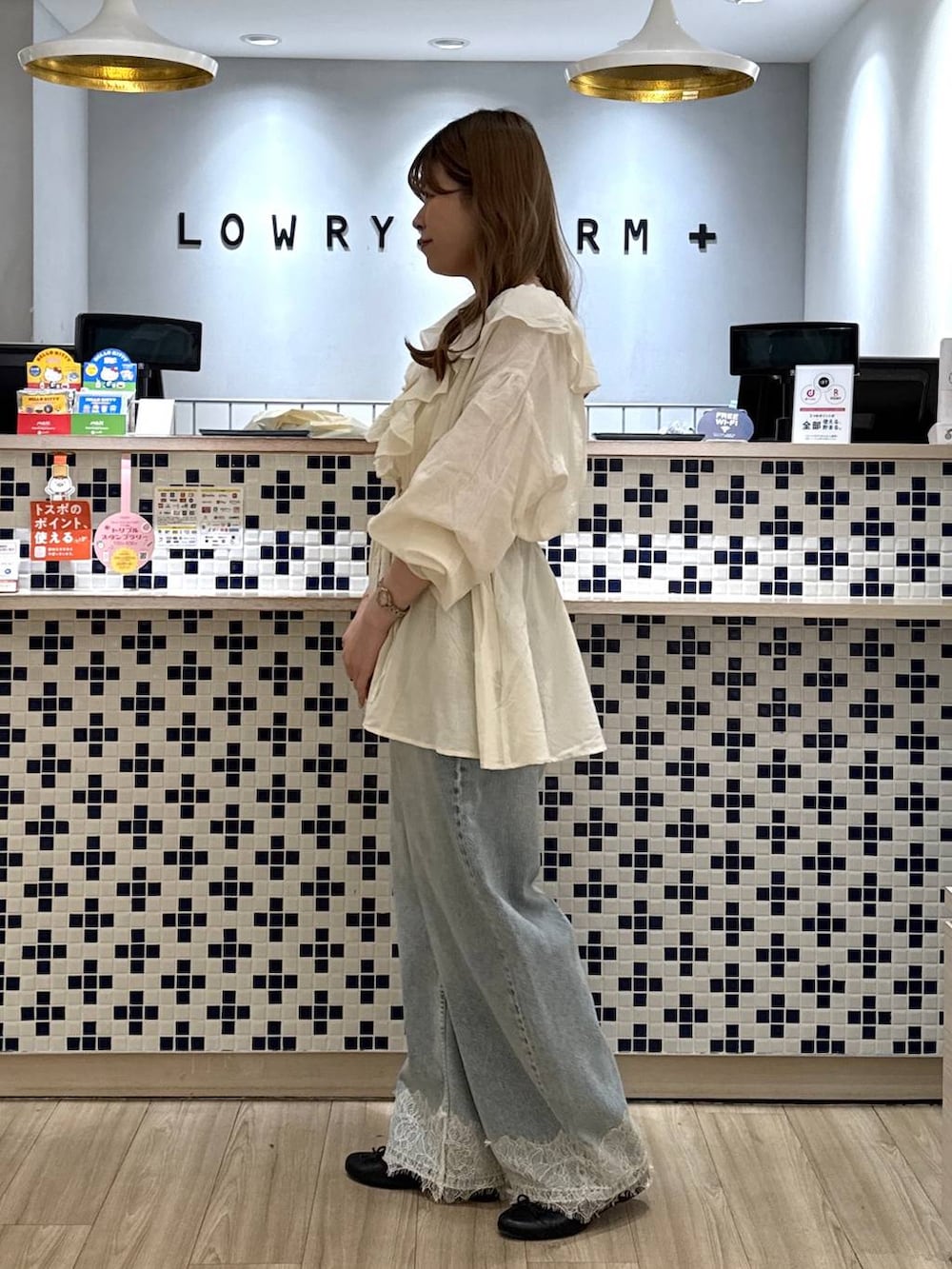 ホワイト系のシャツ/ブラウス、ブルー系のデニムパンツを着用したレディースの秋コーディネートの5枚目の写真