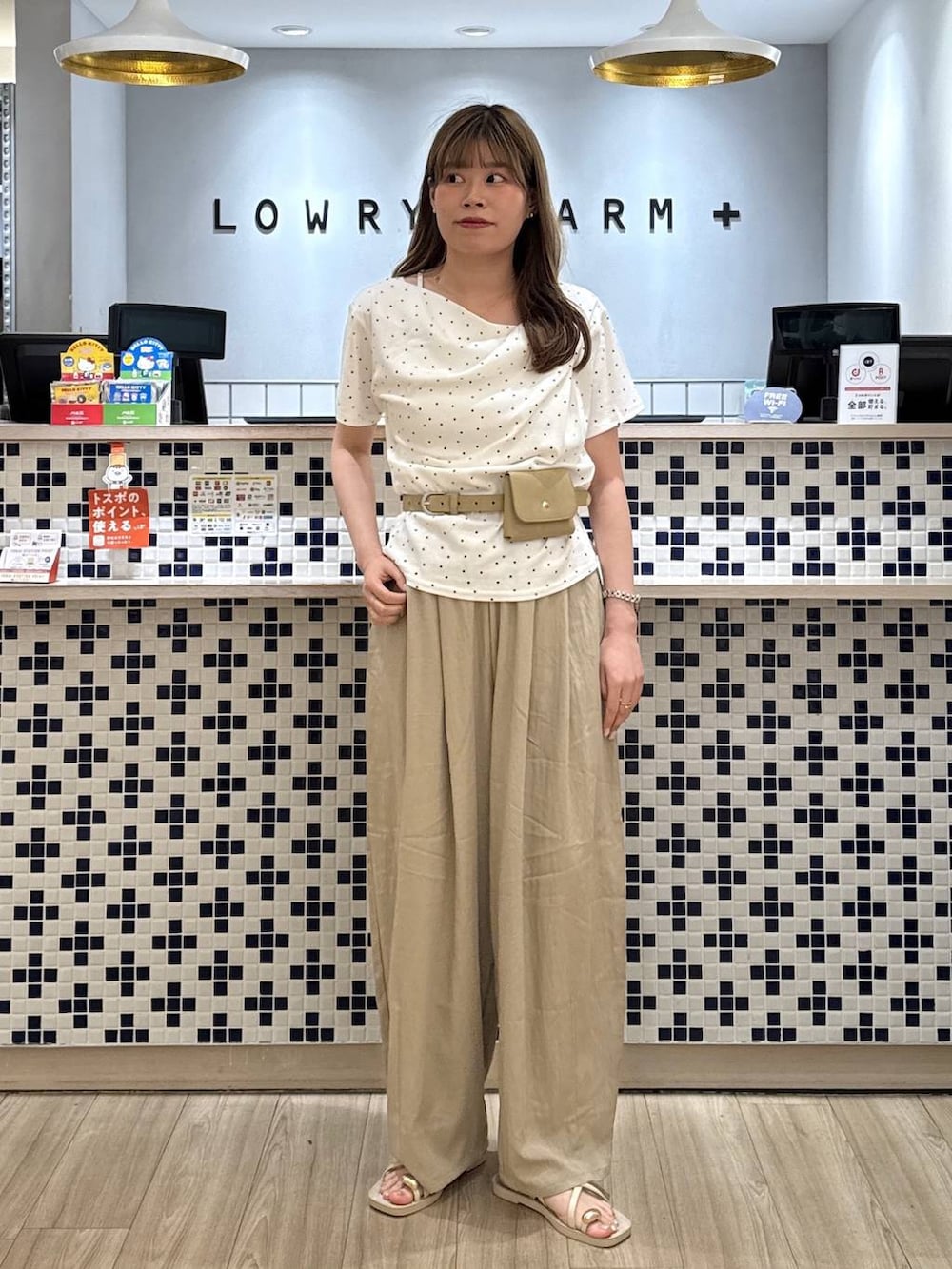 ベージュ系のTシャツ/カットソー、ホワイト系のサンダル、ベージュ系のその他パンツを着用したレディースの夏コーディネートの3枚目の写真