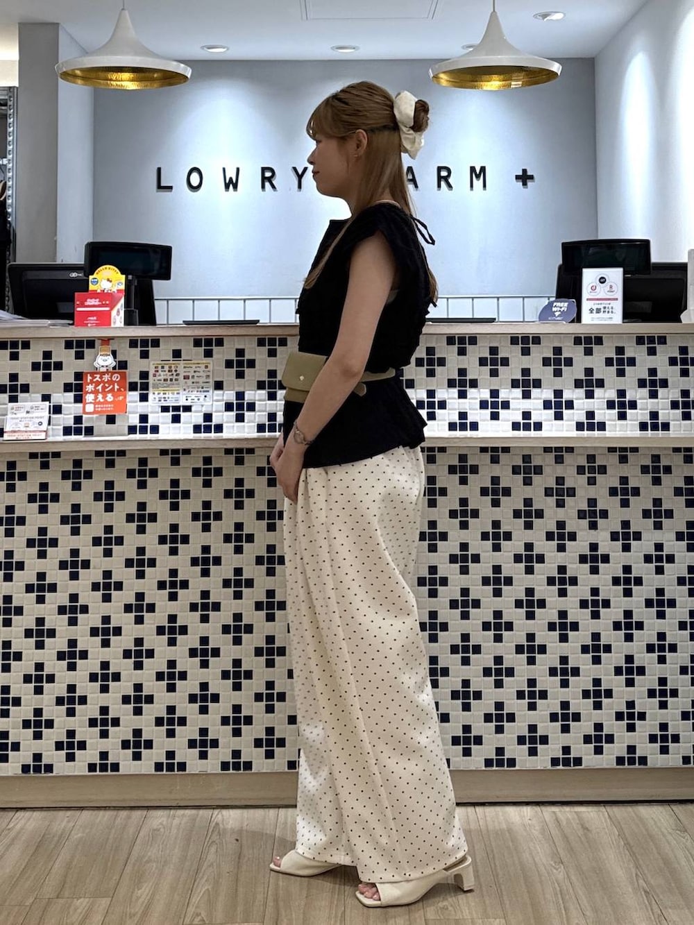ホワイト系のスウェットパンツ、ブラウン系のサンダル、ブラック系のシャツ/ブラウスを着用したレディースの夏コーディネートの4枚目の写真
