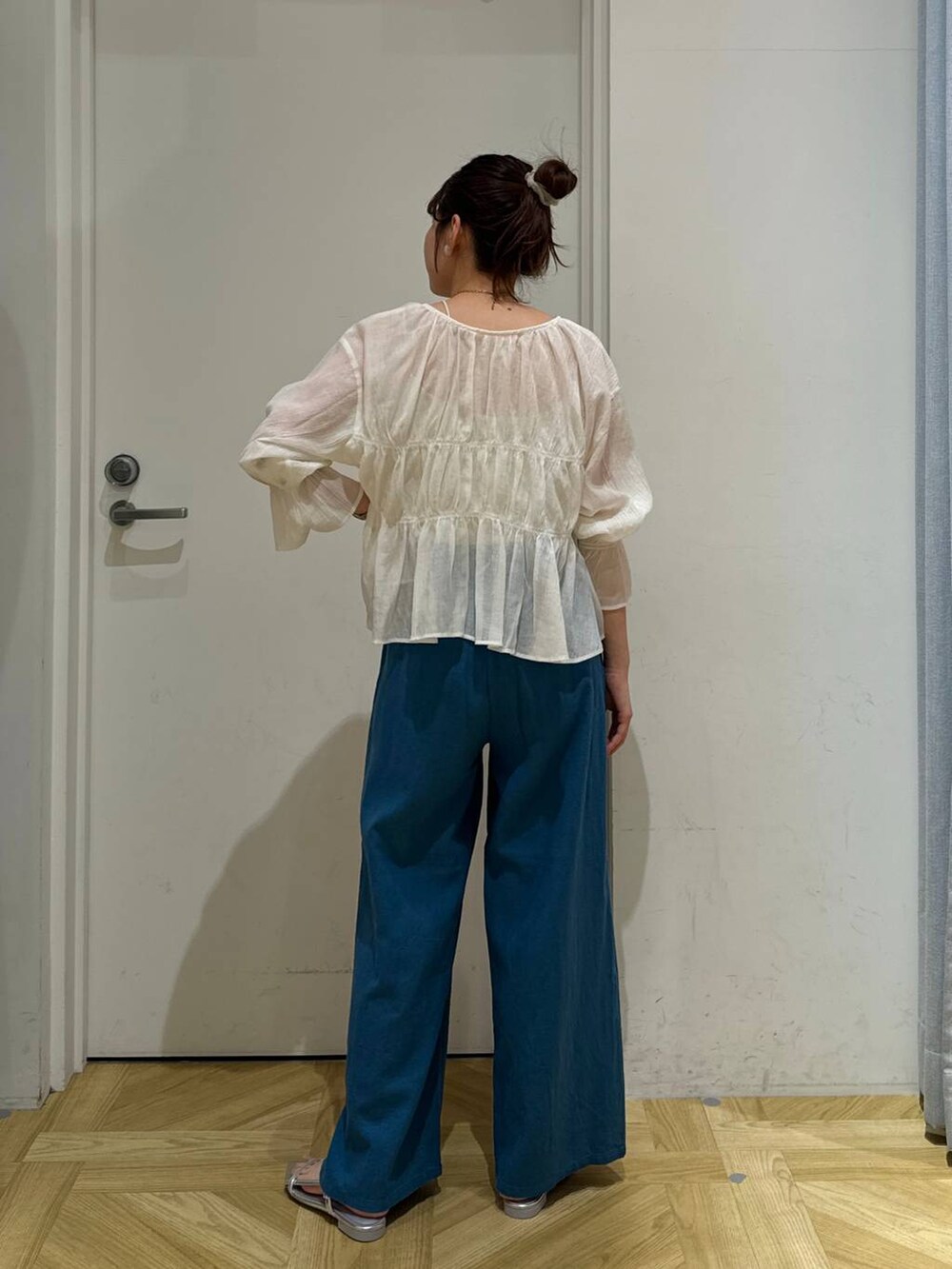 ブルー系のその他パンツ、ブラック系のサンダル、ホワイト系のシャツ/ブラウスを着用したレディースの春コーディネートの5枚目の写真