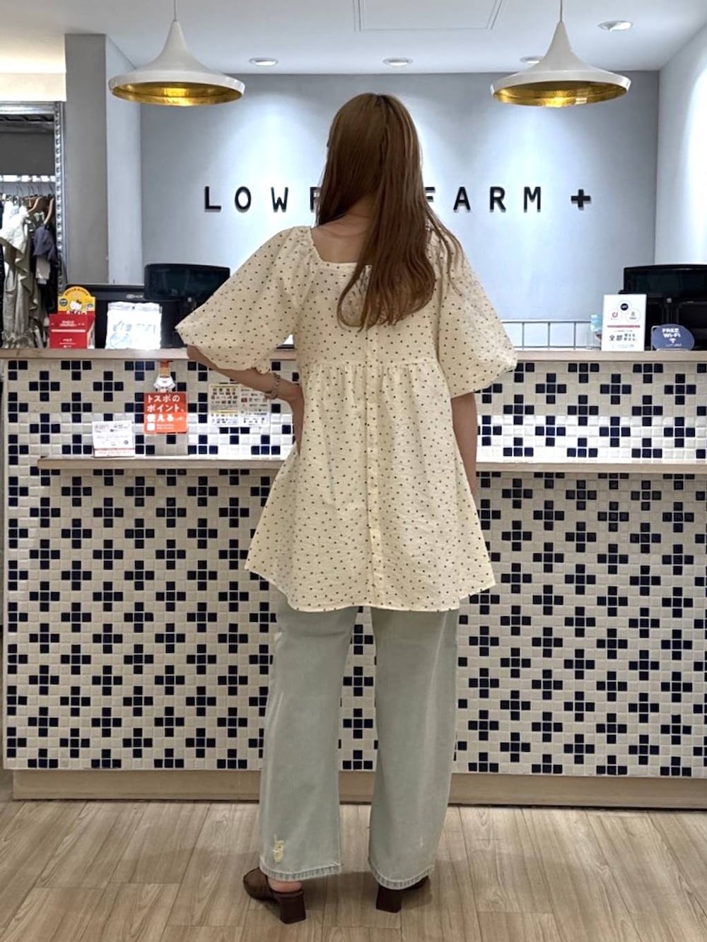 ブルー系のデニムパンツ、その他のシャツ/ブラウス、ブラウン系のサンダルを着用したレディースの夏コーディネートの4枚目の写真
