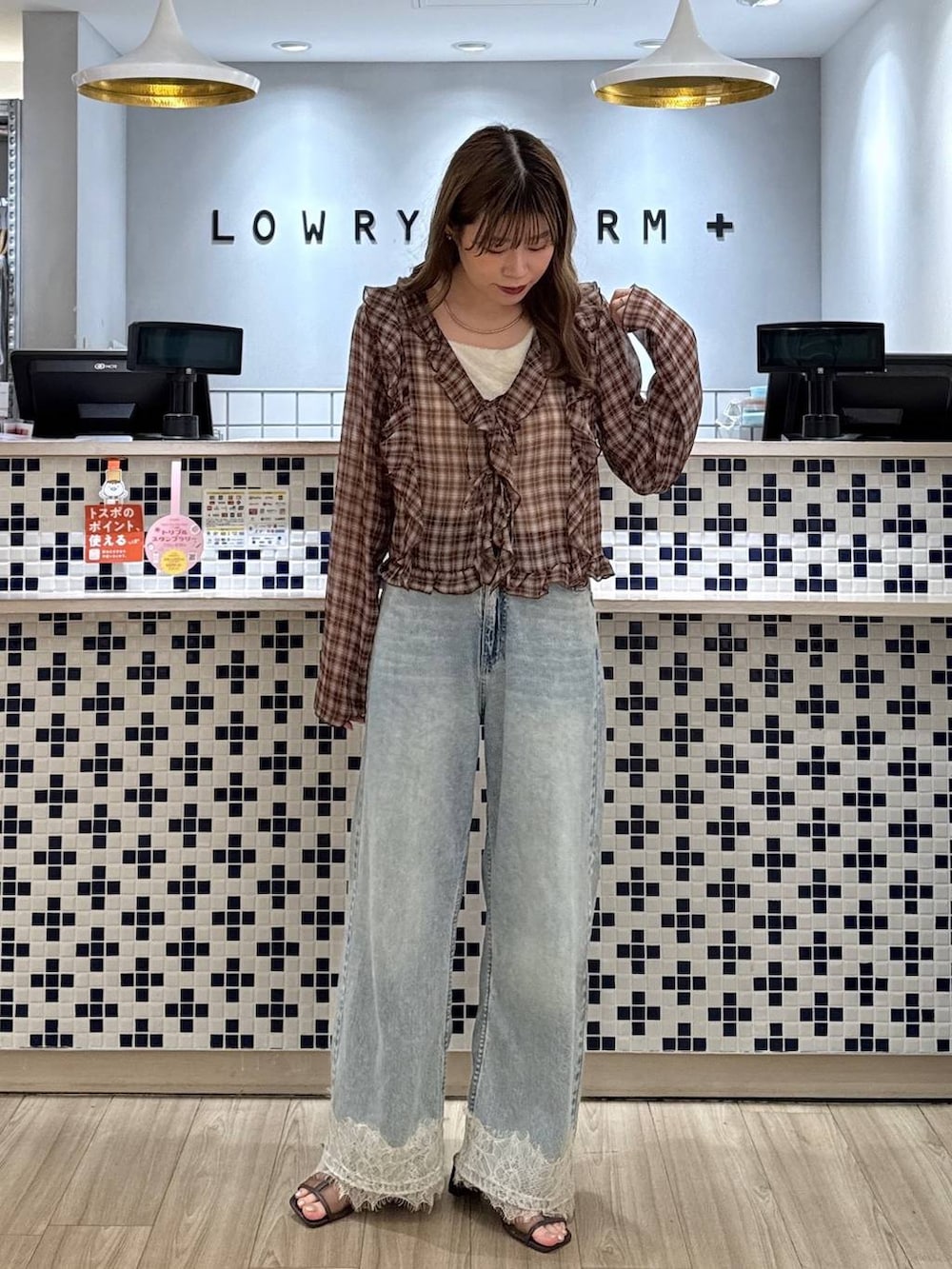 ブラウン系のシャツ/ブラウス、ブルー系のデニムパンツ、ブラウン系のサンダルを着用したレディースの夏コーディネートの4枚目の写真