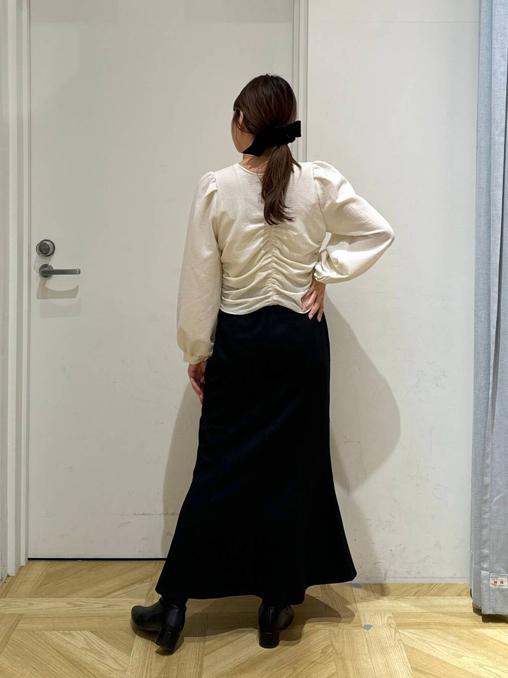 ブラック系のブーツ、ホワイト系のシャツ/ブラウス、ブラウン系のトレンチコートを着用したレディースの春コーディネートの9枚目の写真