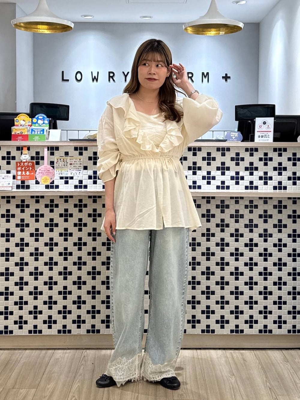 ホワイト系のシャツ/ブラウス、ブルー系のデニムパンツを着用したレディースの秋コーディネートの3枚目の写真