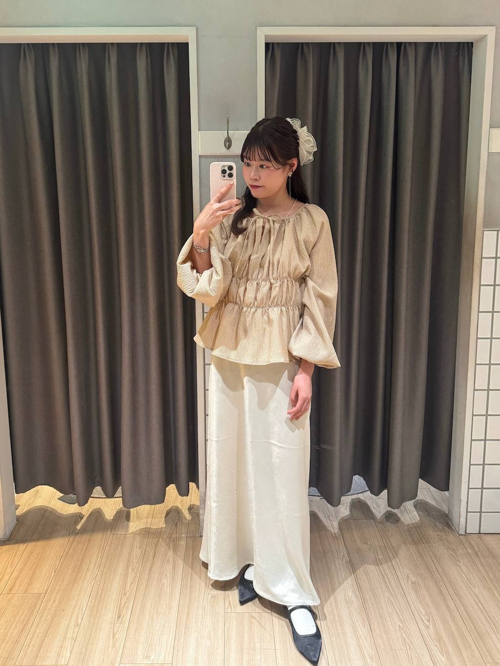 ホワイト系のスカート、ベージュ系のTシャツ/カットソーを着用したレディースの冬コーディネートの2枚目の写真