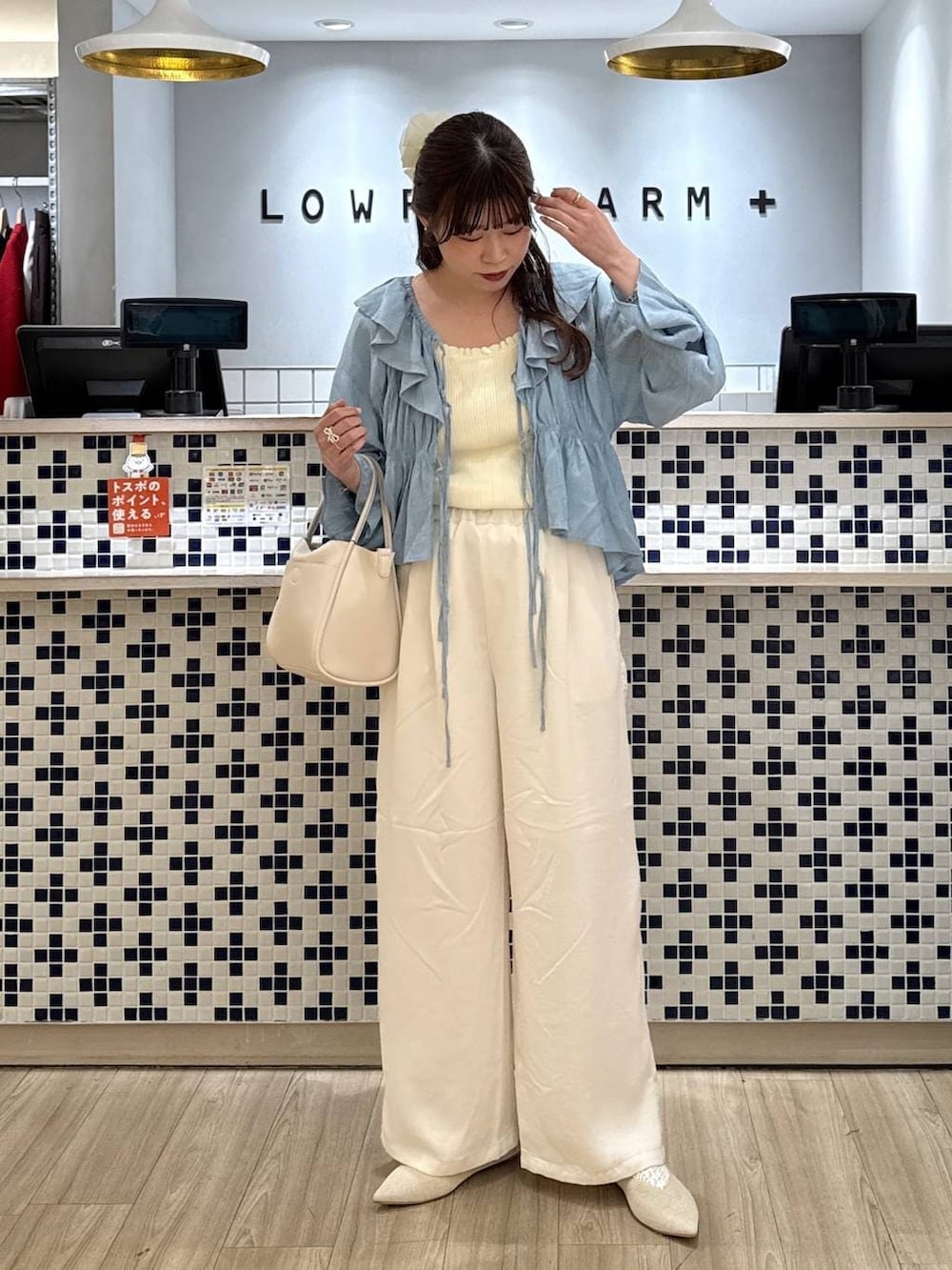 ホワイト系のショルダーバッグ、ホワイト系のパンプス、ホワイト系のタンクトップを着用したレディースの春コーディネートの3枚目の写真