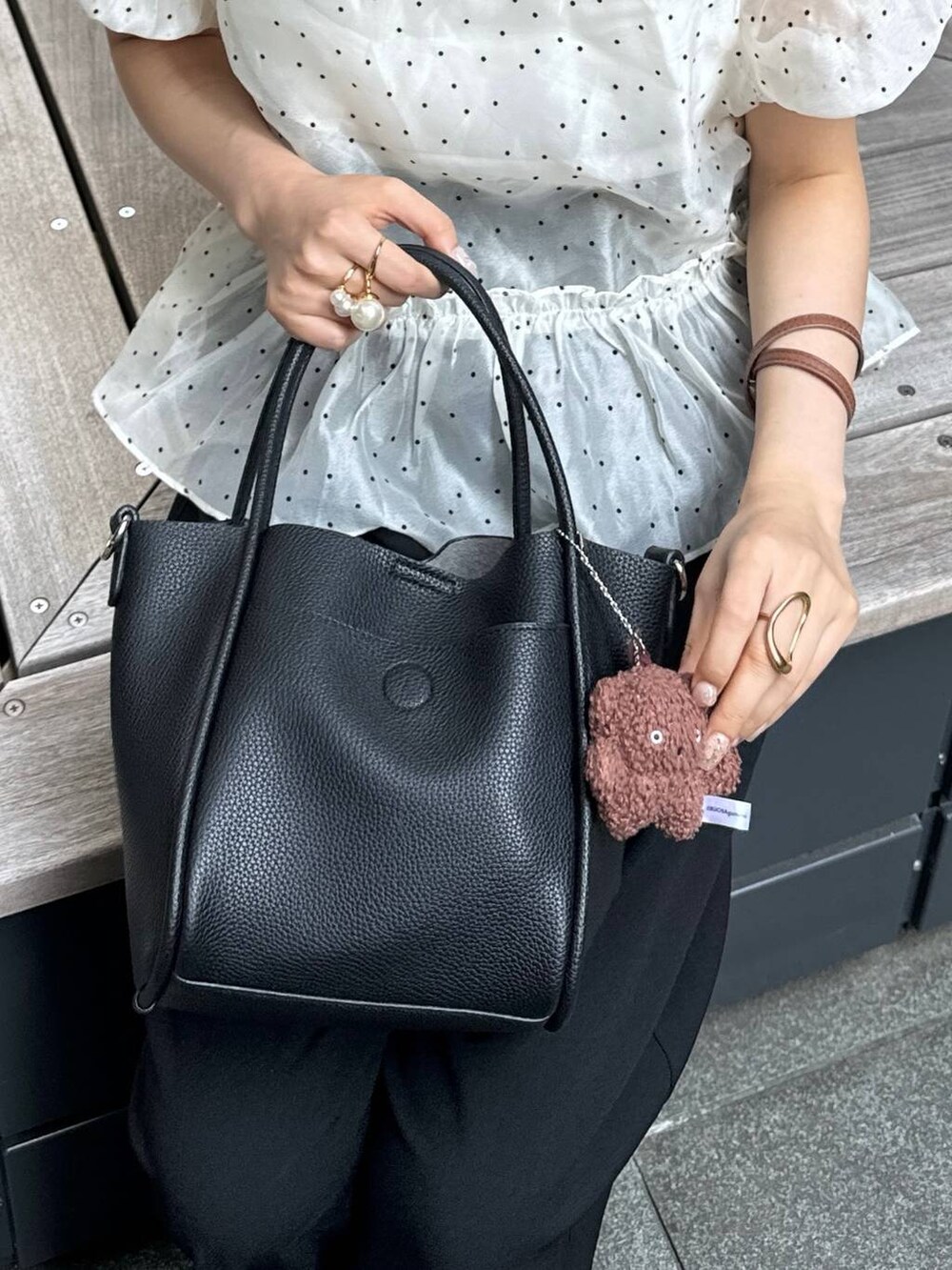 ブラック系のショルダーバッグを着用したレディースの夏コーディネートの3枚目の写真