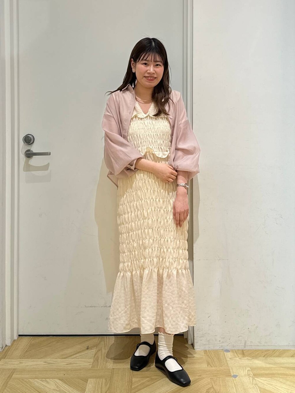 ブラック系のバレエシューズ、ピンク系のシャツ/ブラウス、ベージュ系のワンピースを着用したレディースの春コーディネートの2枚目の写真