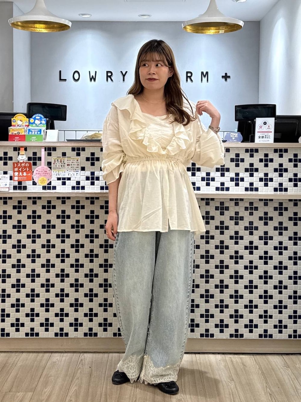 ホワイト系のシャツ/ブラウス、ブルー系のデニムパンツを着用したレディースの秋コーディネートの4枚目の写真