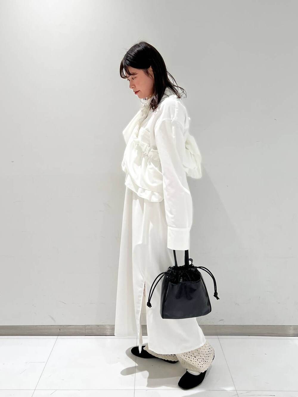 ホワイト系のその他パンツ、その他のパンプス、ブラック系のハンドバッグを着用したレディースの冬コーディネートの3枚目の写真