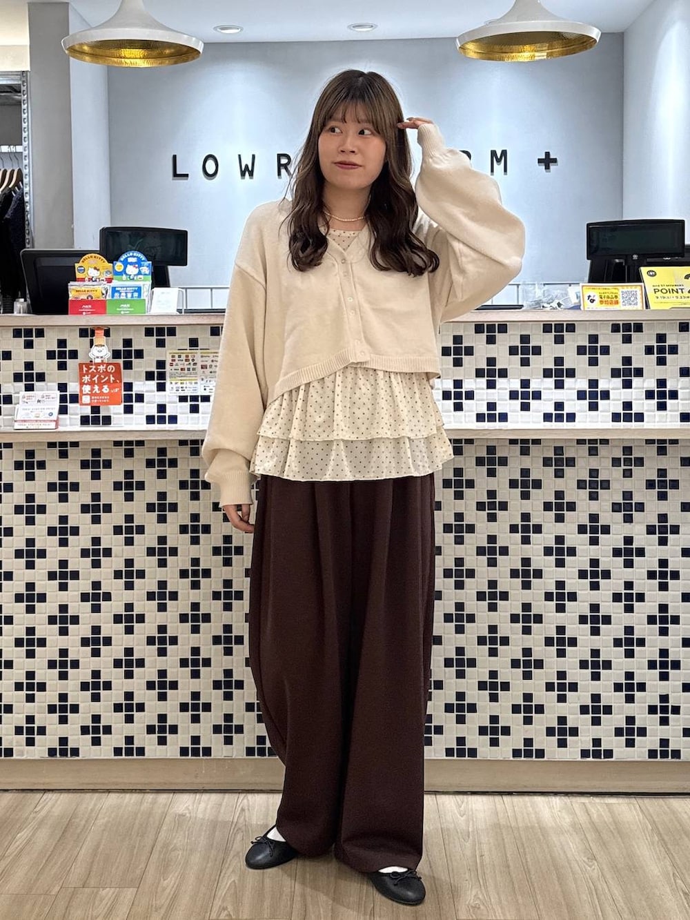 ホワイト系のカーディガン/ボレロ、ホワイト系のTシャツ/カットソー、ブラウン系のスウェットパンツを着用したレディースの秋コーディネートの4枚目の写真