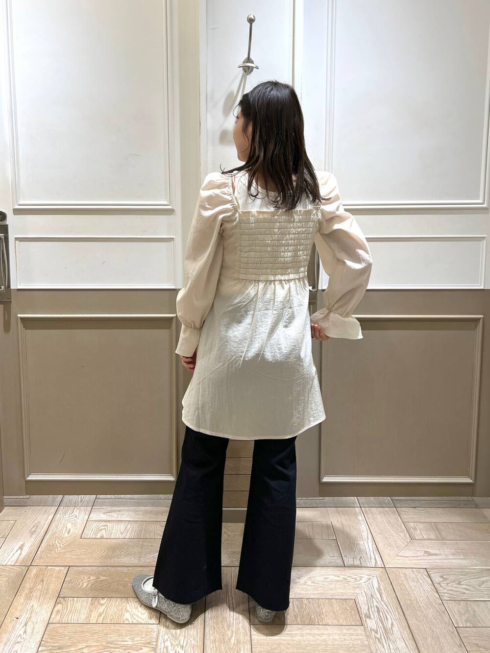 シルバー系のパンプス、ブラック系のデニムパンツ、ホワイト系のTシャツ/カットソーを着用したレディースの冬コーディネートの3枚目の写真