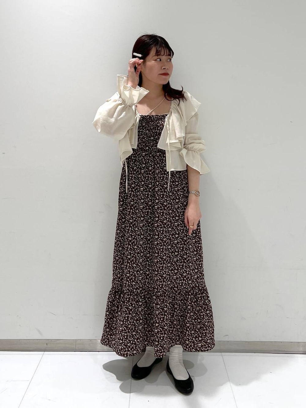 ブラック系のバレエシューズ、ベージュ系のシャツ/ブラウス、その他のワンピースを着用したレディースの春コーディネートの2枚目の写真