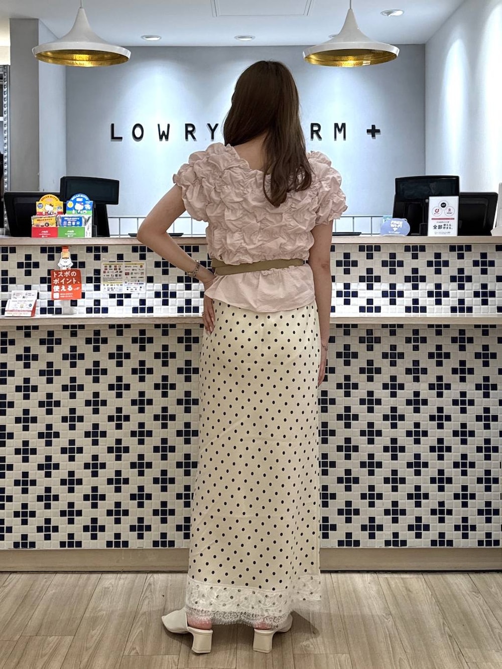 ピンク系のシャツ/ブラウス、ホワイト系のサンダル、ホワイト系のスカートを着用したレディースの夏コーディネートの4枚目の写真