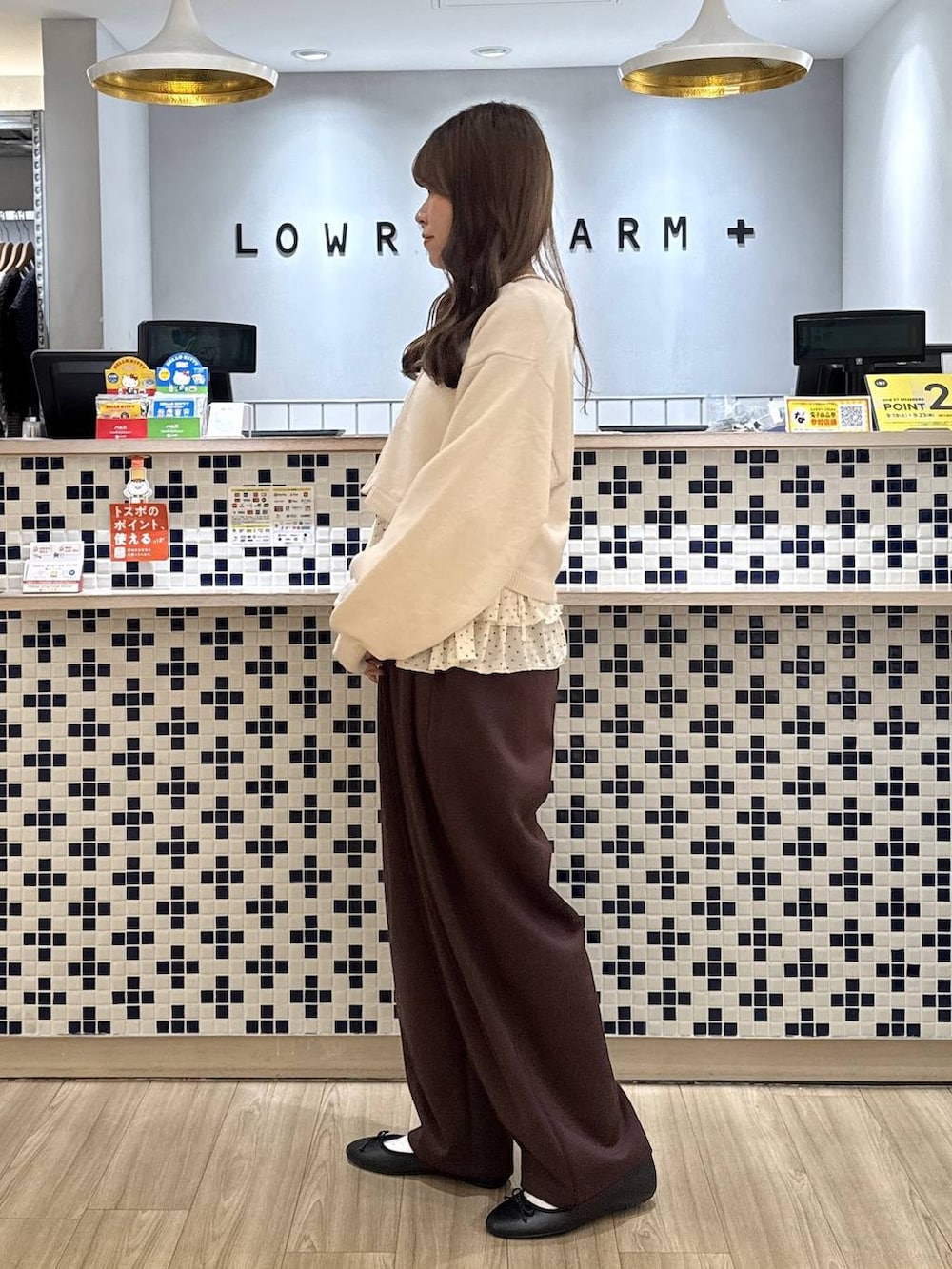 ホワイト系のカーディガン/ボレロ、ホワイト系のTシャツ/カットソー、ブラウン系のスウェットパンツを着用したレディースの秋コーディネートの5枚目の写真