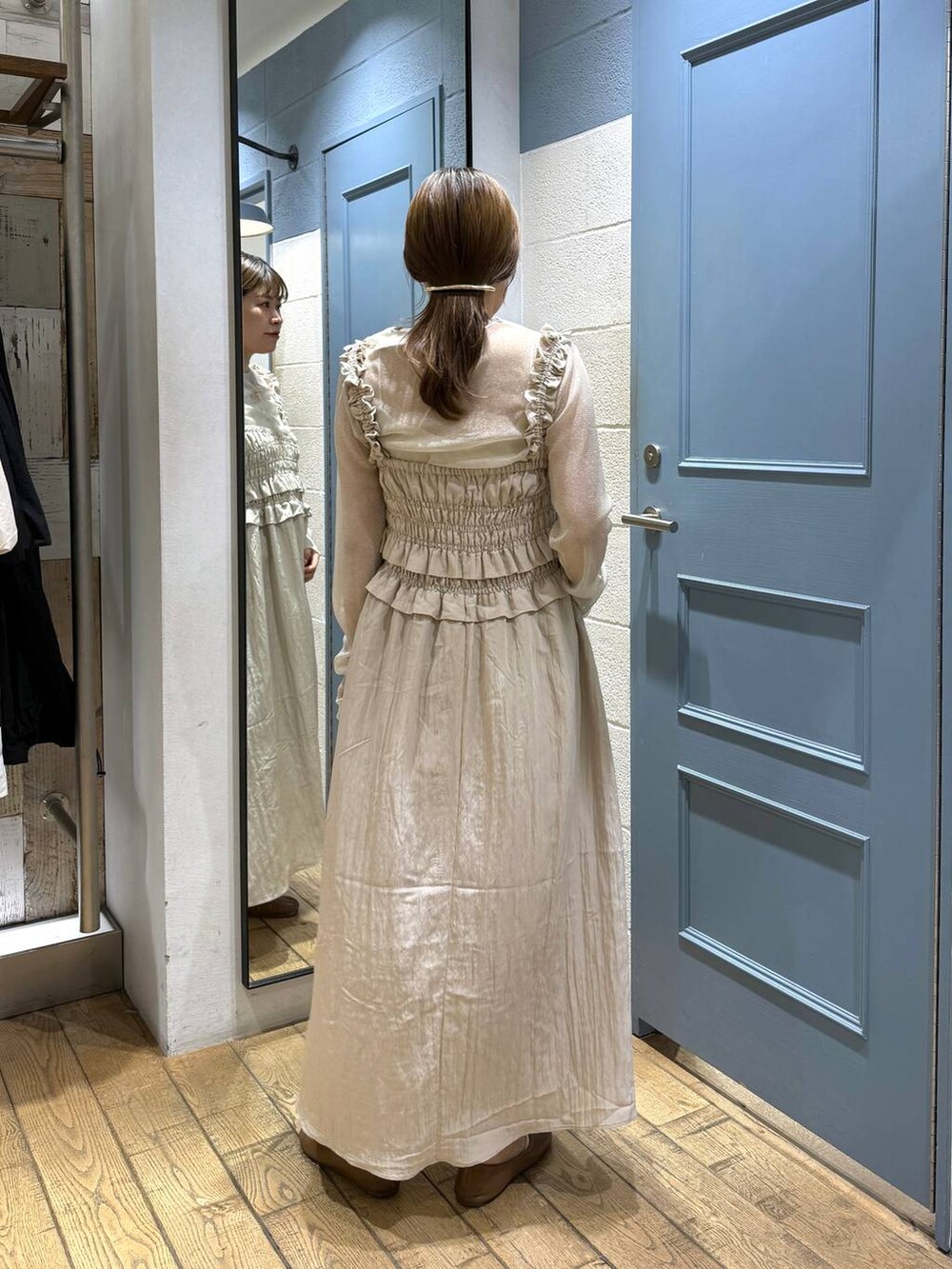 ホワイト系のワンピース、ホワイト系のTシャツ/カットソー、シルバー系のネックレスを着用したレディースの夏コーディネートの4枚目の写真