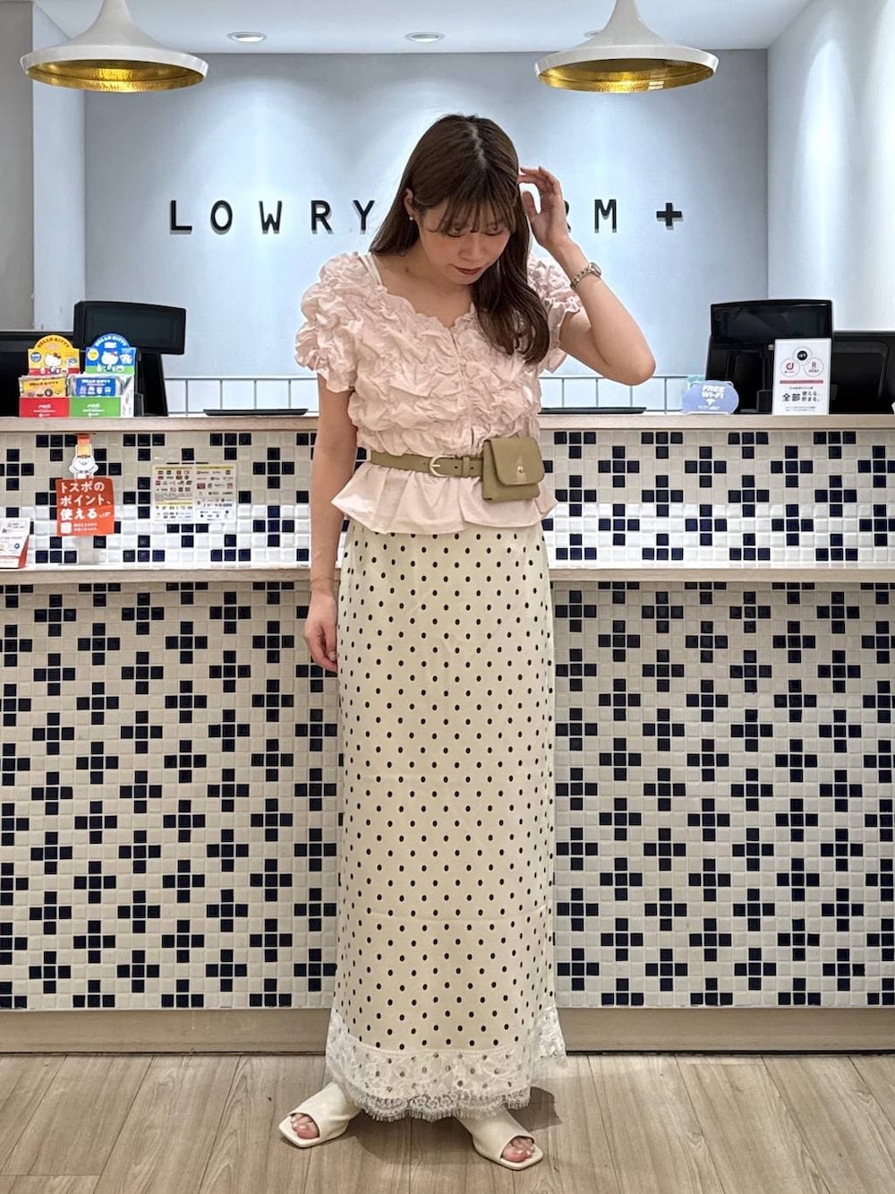ピンク系のシャツ/ブラウス、ホワイト系のサンダル、ホワイト系のスカートを着用したレディースの夏コーディネートの3枚目の写真