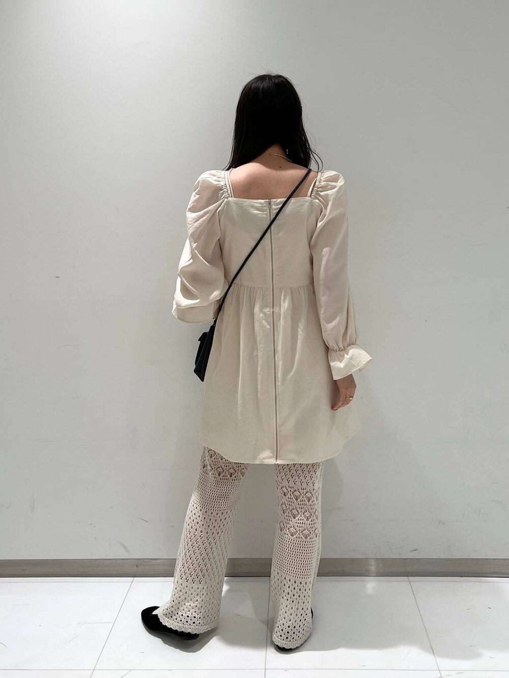 ホワイト系のその他パンツ、ブラック系のショルダーバッグ、その他のパンプスを着用したレディースの冬コーディネートの3枚目の写真