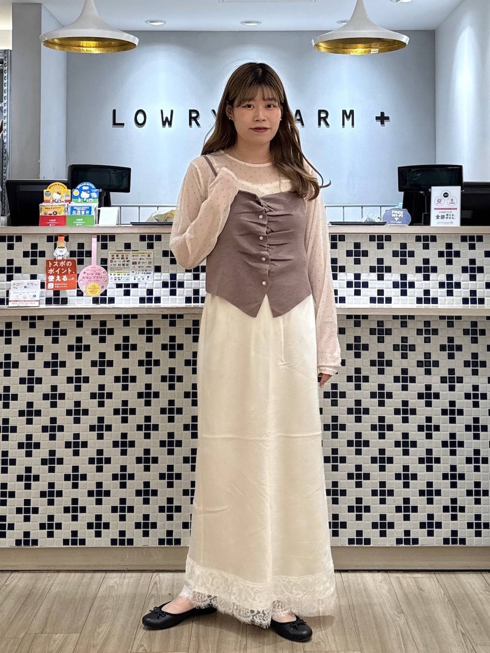 ブラウン系のキャミソール、ホワイト系のTシャツ/カットソー、ホワイト系のスカートを着用したレディースの秋コーディネートの3枚目の写真