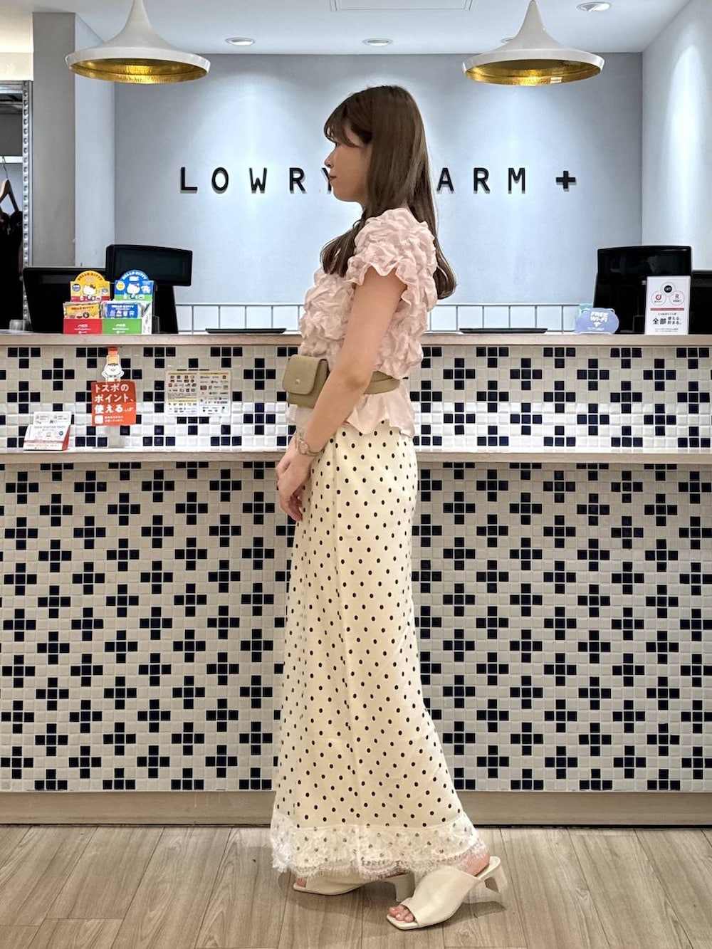 ピンク系のシャツ/ブラウス、ホワイト系のサンダル、ホワイト系のスカートを着用したレディースの夏コーディネートの2枚目の写真
