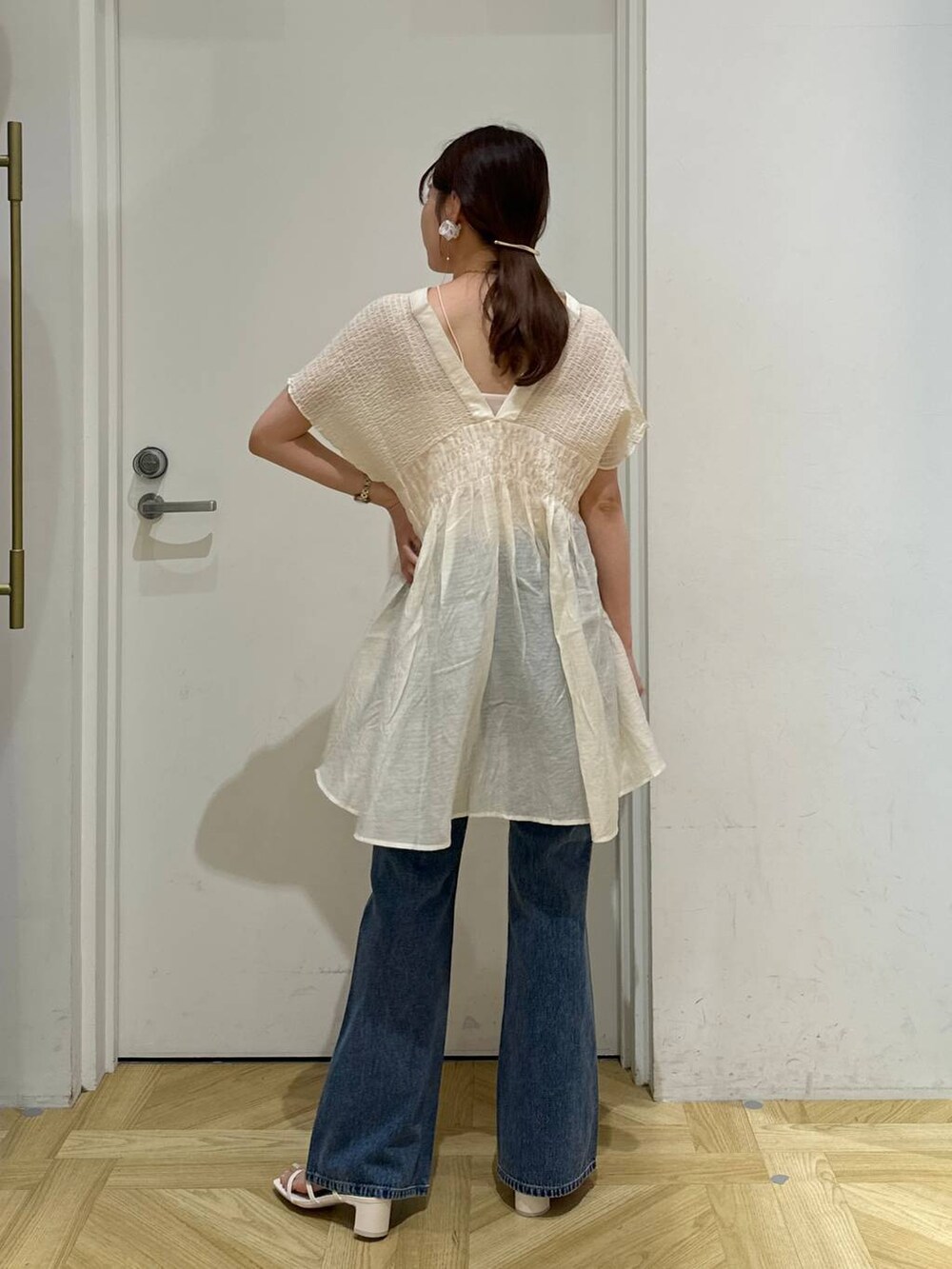 ホワイト系のサンダル、ブルー系のデニムパンツ、ホワイト系のシャツ/ブラウスを着用したレディースの夏コーディネートの4枚目の写真