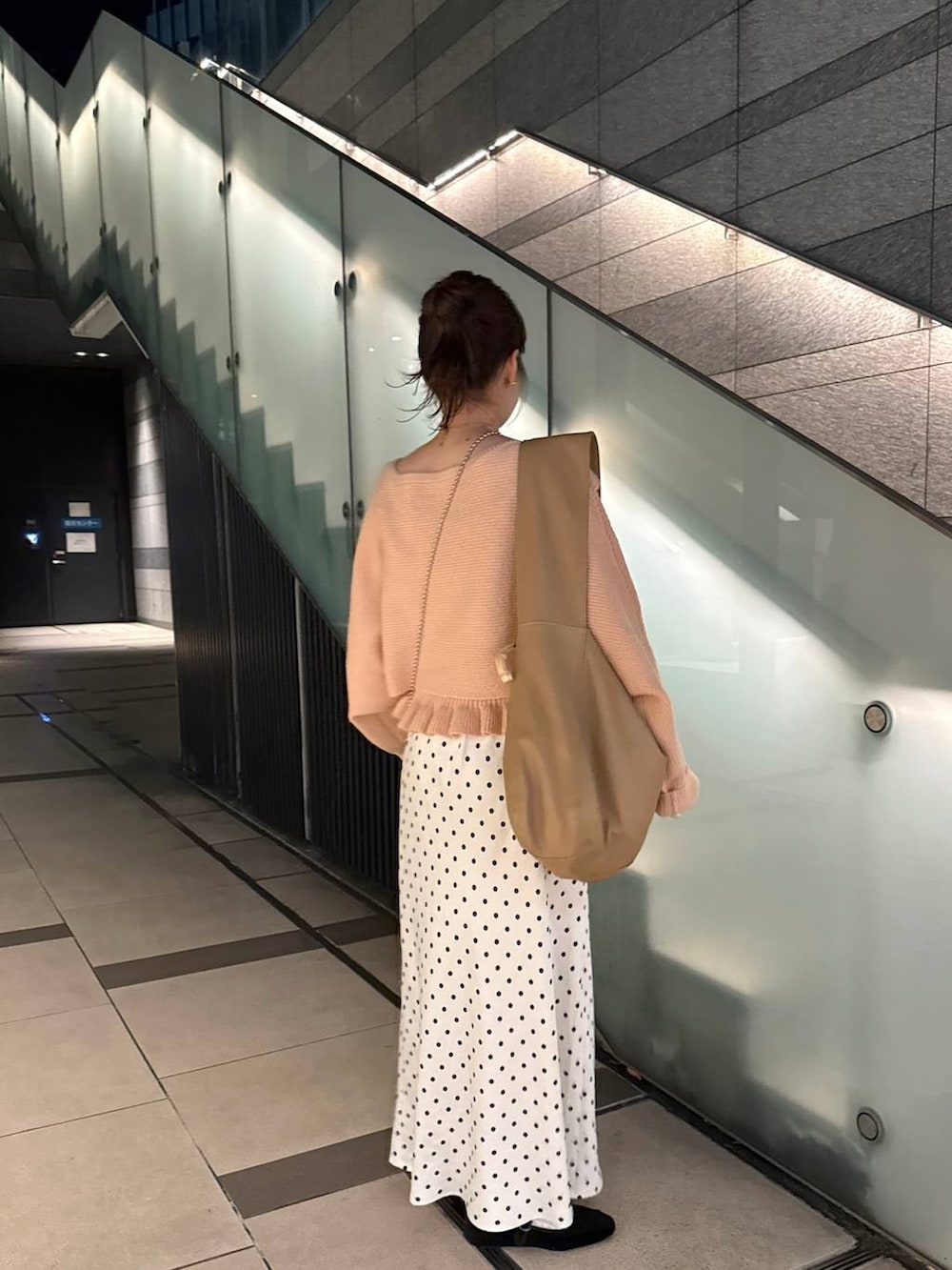 ゴールド系のショルダーバッグ、ホワイト系のスカート、ピンク系のニット/セーターを着用したレディースの秋コーディネートの4枚目の写真