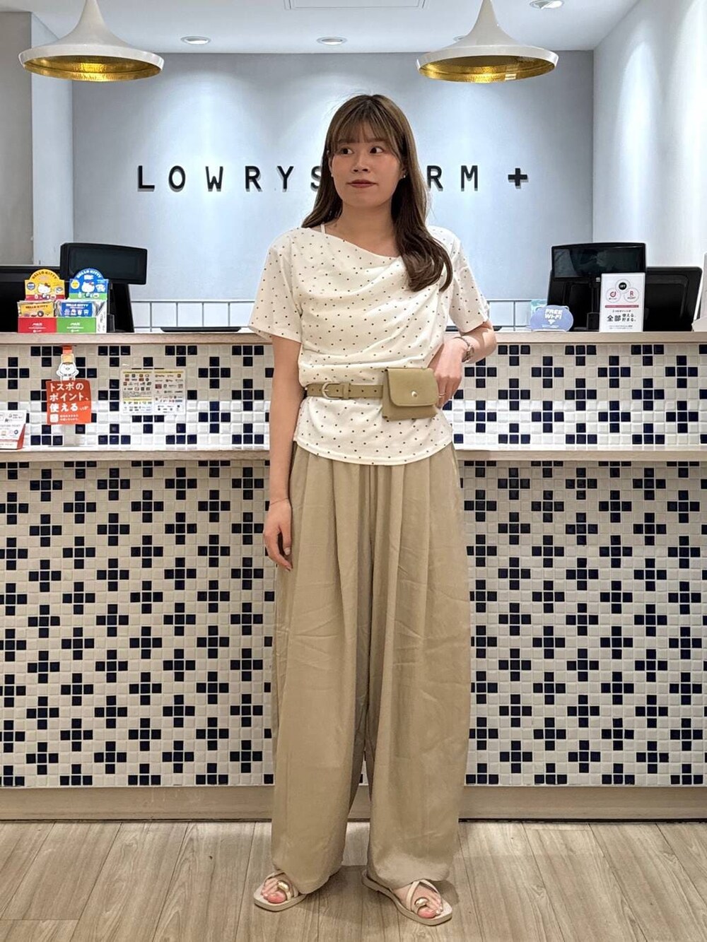 ベージュ系のTシャツ/カットソー、ホワイト系のサンダル、ベージュ系のその他パンツを着用したレディースの夏コーディネートの2枚目の写真