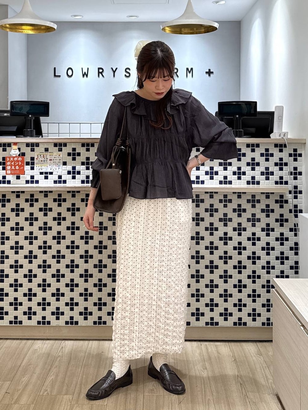 ホワイト系のスカート、ブラウン系のローファー、グレー系のシャツ/ブラウスを着用したレディースの春コーディネートの4枚目の写真