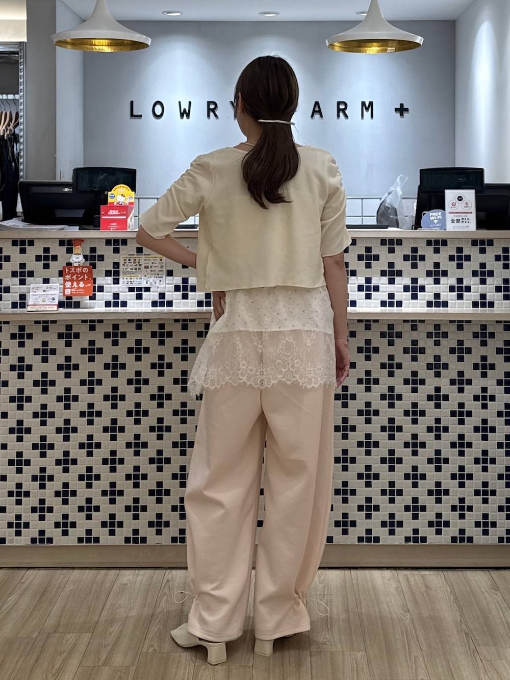 ピンク系のスウェットパンツ、ホワイト系のサンダル、ホワイト系のTシャツ/カットソーを着用したレディースの夏コーディネートの6枚目の写真
