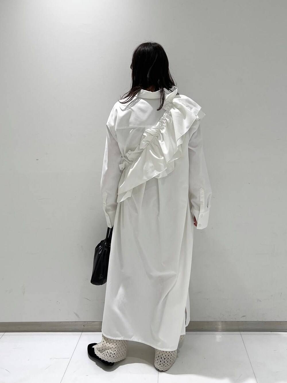 ホワイト系のその他パンツ、その他のパンプス、ブラック系のハンドバッグを着用したレディースの冬コーディネートの4枚目の写真