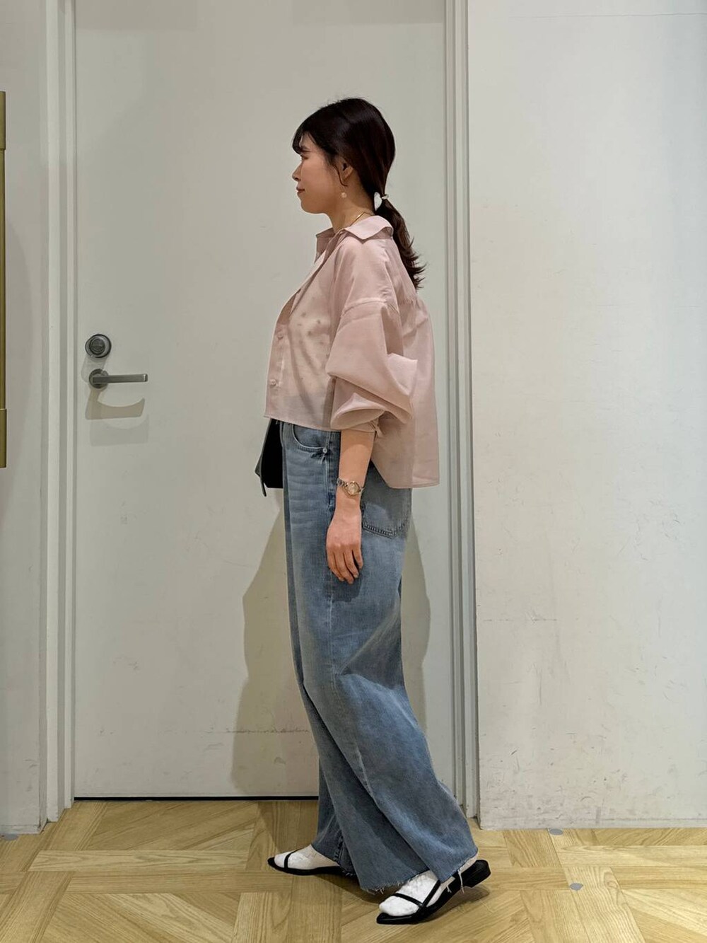 ピンク系のシャツ/ブラウス、ブラック系のサンダル、ブラック系のショルダーバッグを着用したレディースの春コーディネートの4枚目の写真