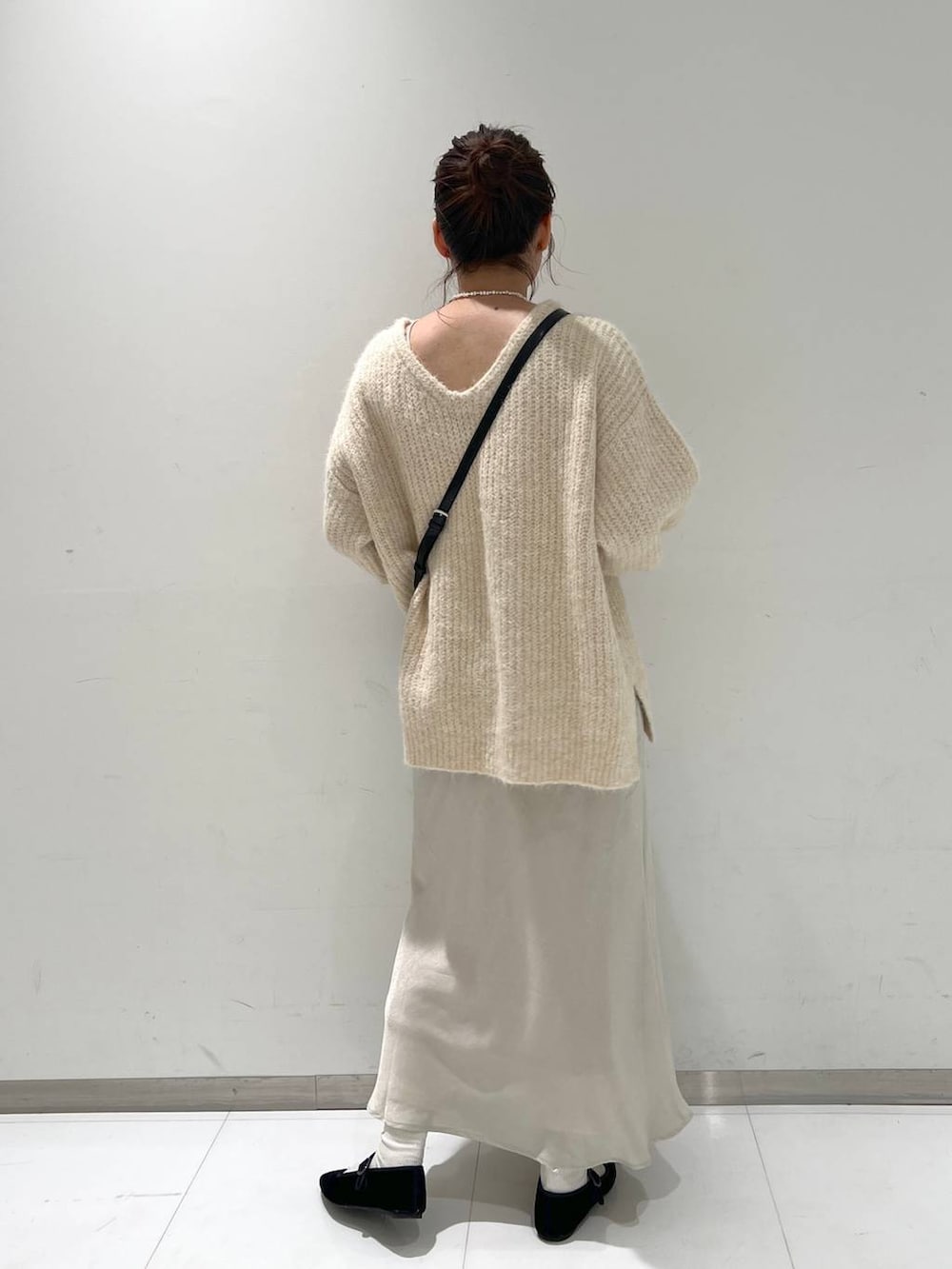 ホワイト系のタンクトップ、その他のパンプス、ホワイト系のニット/セーターを着用したレディースの秋コーディネートの4枚目の写真