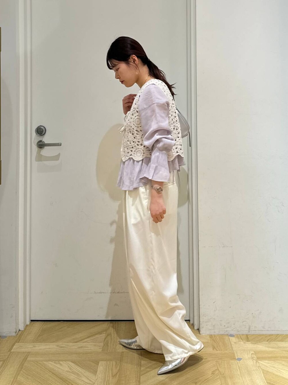 シルバー系のトートバッグ、シルバー系のパンプス、パープル系のシャツ/ブラウスを着用したレディースの春コーディネートの3枚目の写真