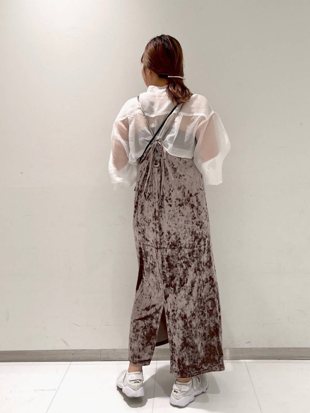 ブラック系のショルダーバッグ、ホワイト系のシャツ/ブラウス、ブラウン系のワンピースを着用したレディースの夏コーディネートの4枚目の写真