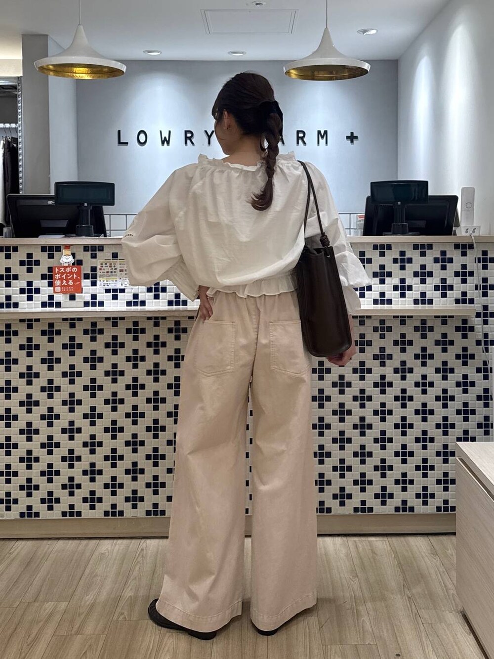 ピンク系のデニムパンツ、ブラウン系のローファー、ブラウン系のトートバッグを着用したレディースの春コーディネートの4枚目の写真